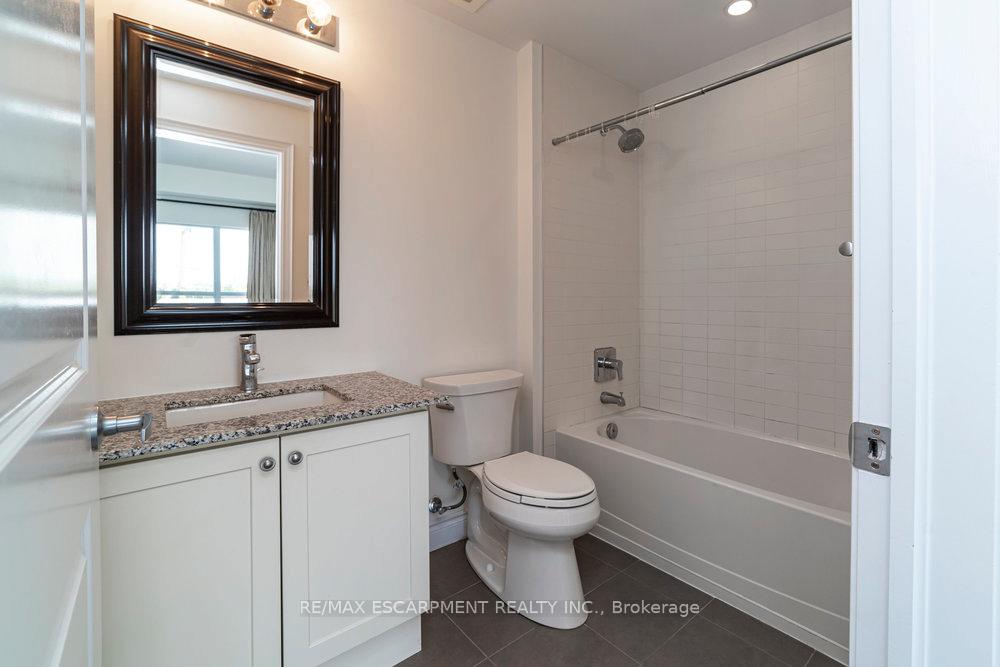 Photo 2 of Unit 305, 427 Aberdeen Avenue, Hamilton, Kirkendall — HOMEH
