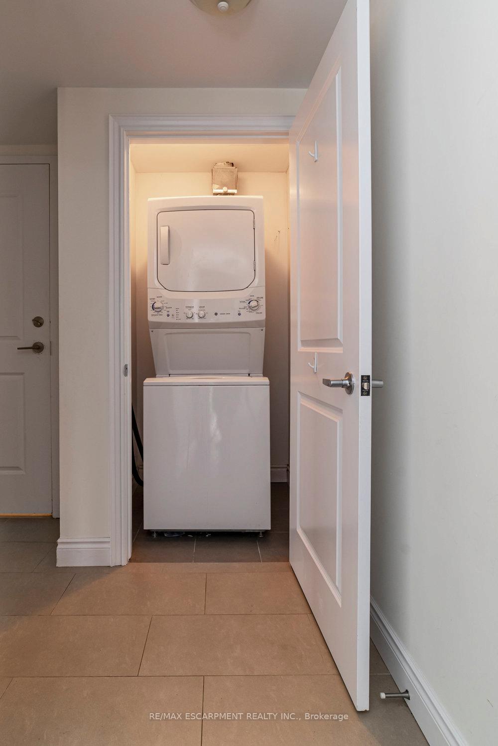 Photo 8 of Unit 305, 427 Aberdeen Avenue, Hamilton, Kirkendall — HOMEH