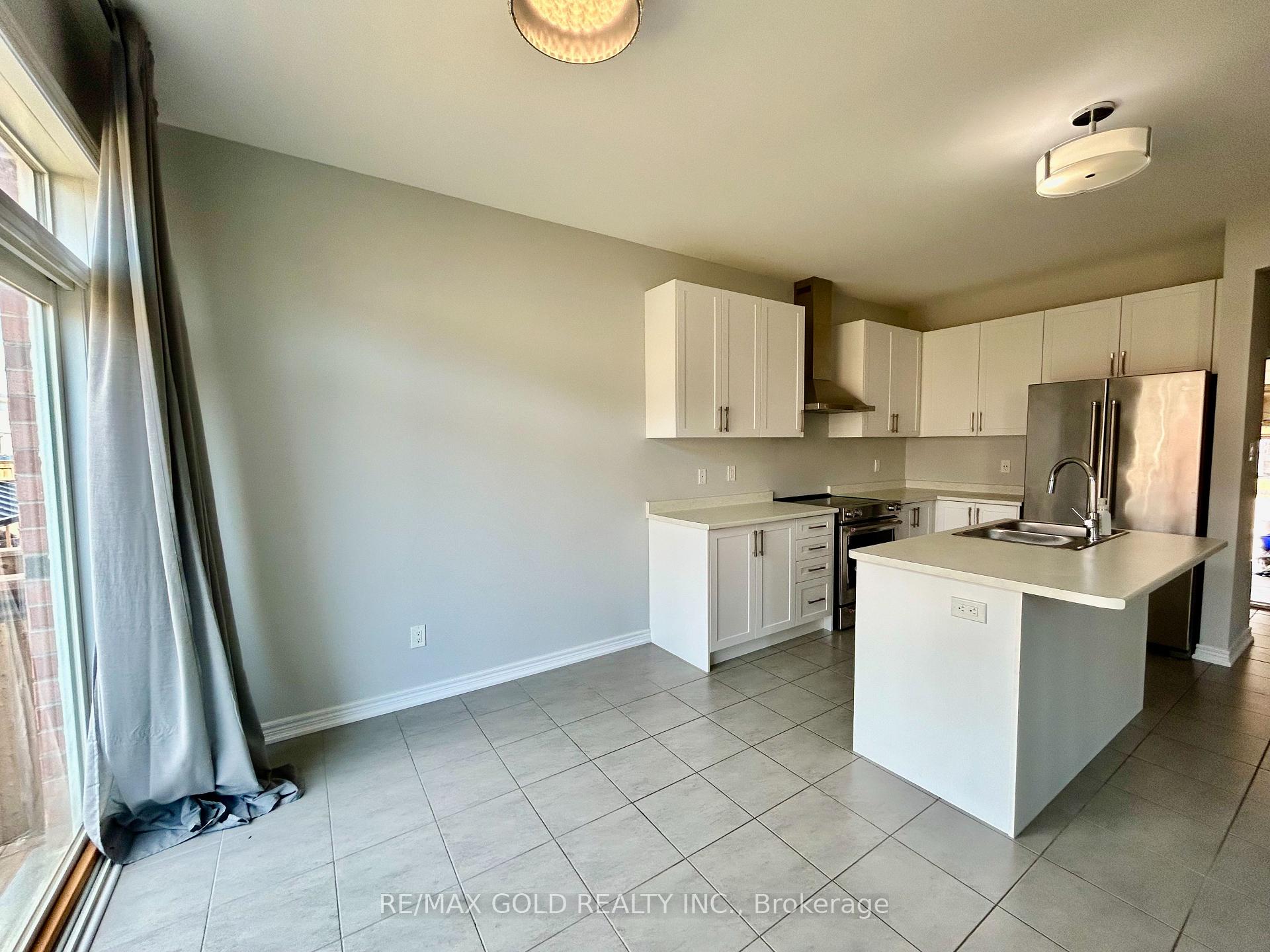 Photo 3 of 5 Attleberry Crescent, Hamilton, Rural Flamborough — HOMEH