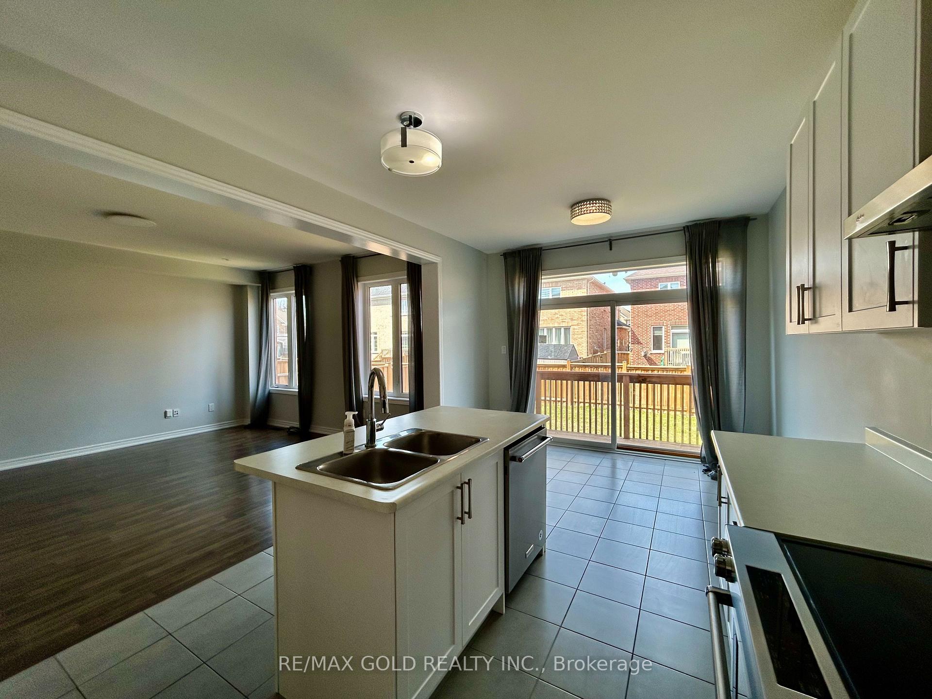 Photo 4 of 5 Attleberry Crescent, Hamilton, Rural Flamborough — HOMEH