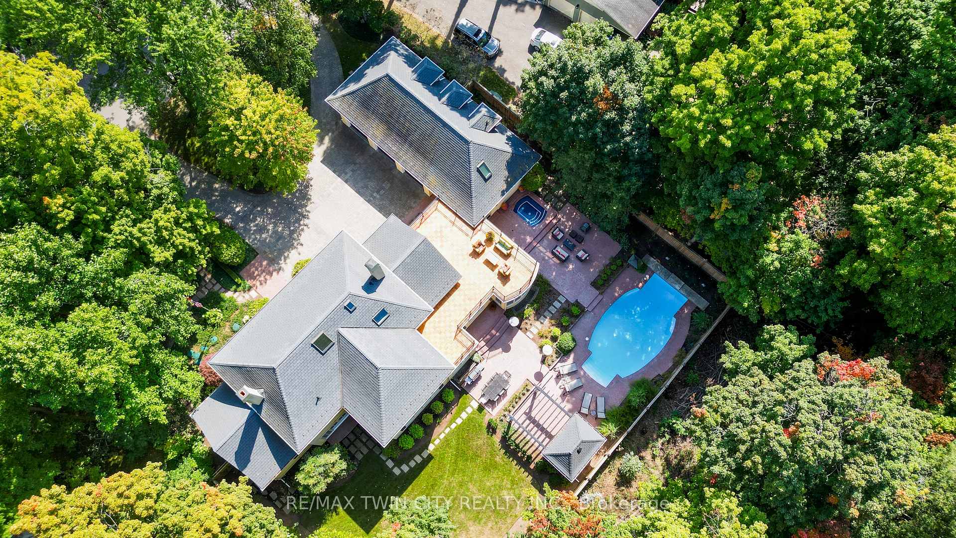 Photo 12 of 573 Sugarbush Drive, Waterloo — HOMEH