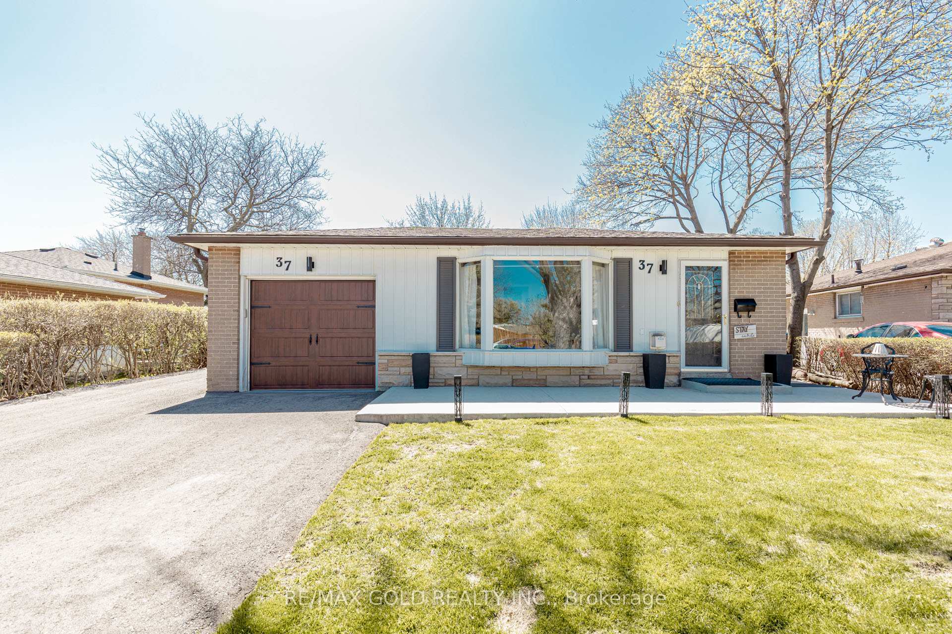 Photo 2 of 37 Brookdale Crescent, Brampton, Avondale — HOMEH