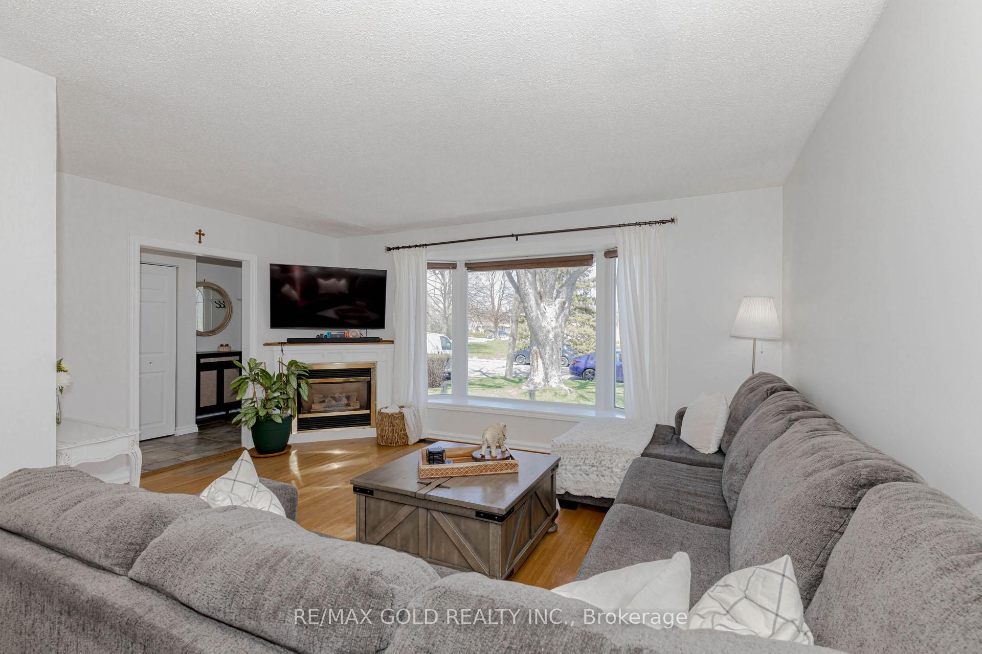 Photo 9 of 37 Brookdale Crescent, Brampton, Avondale — HOMEH