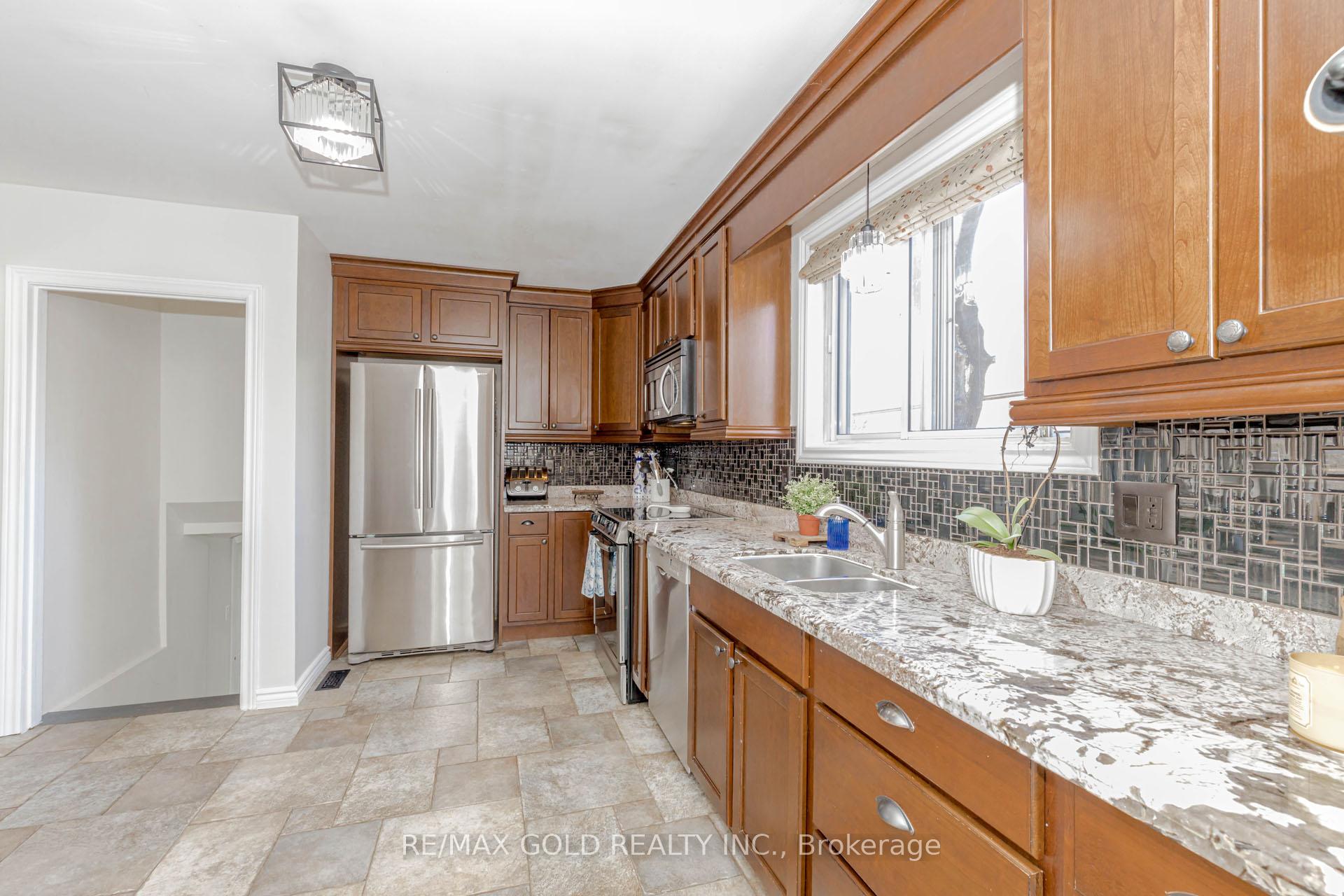 Photo 17 of 37 Brookdale Crescent, Brampton, Avondale — HOMEH