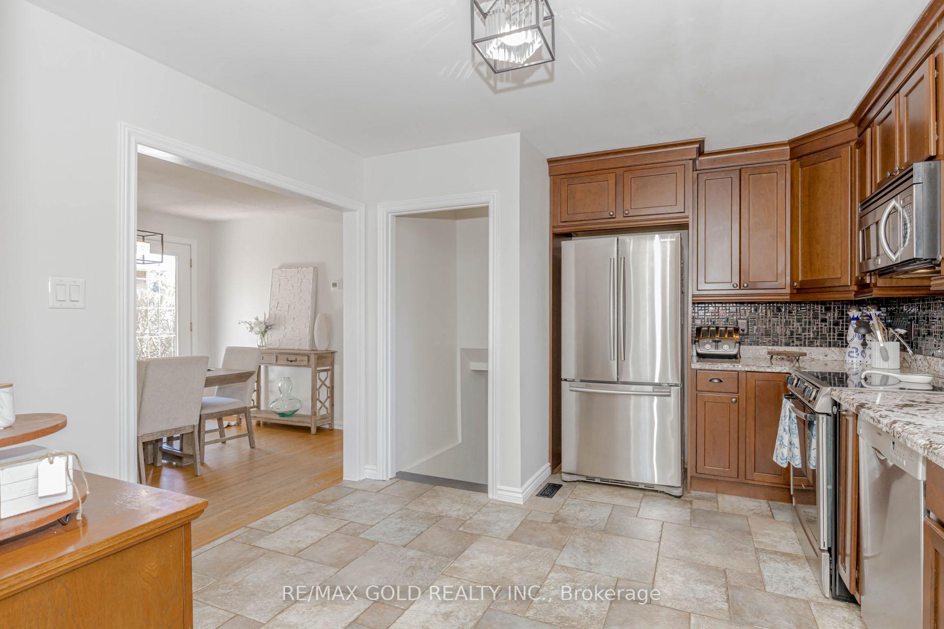 Photo 19 of 37 Brookdale Crescent, Brampton, Avondale — HOMEH