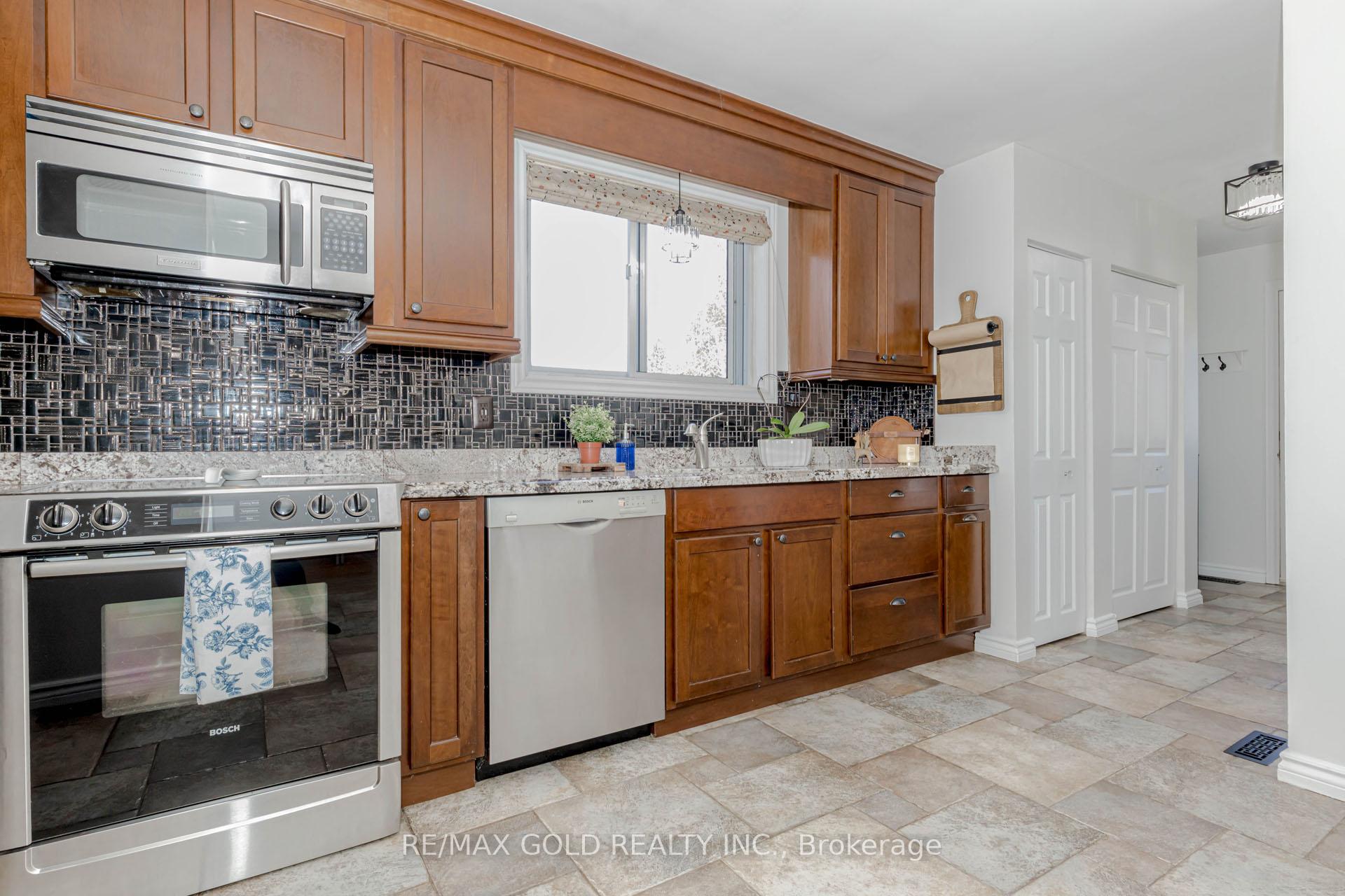 Photo 21 of 37 Brookdale Crescent, Brampton, Avondale — HOMEH