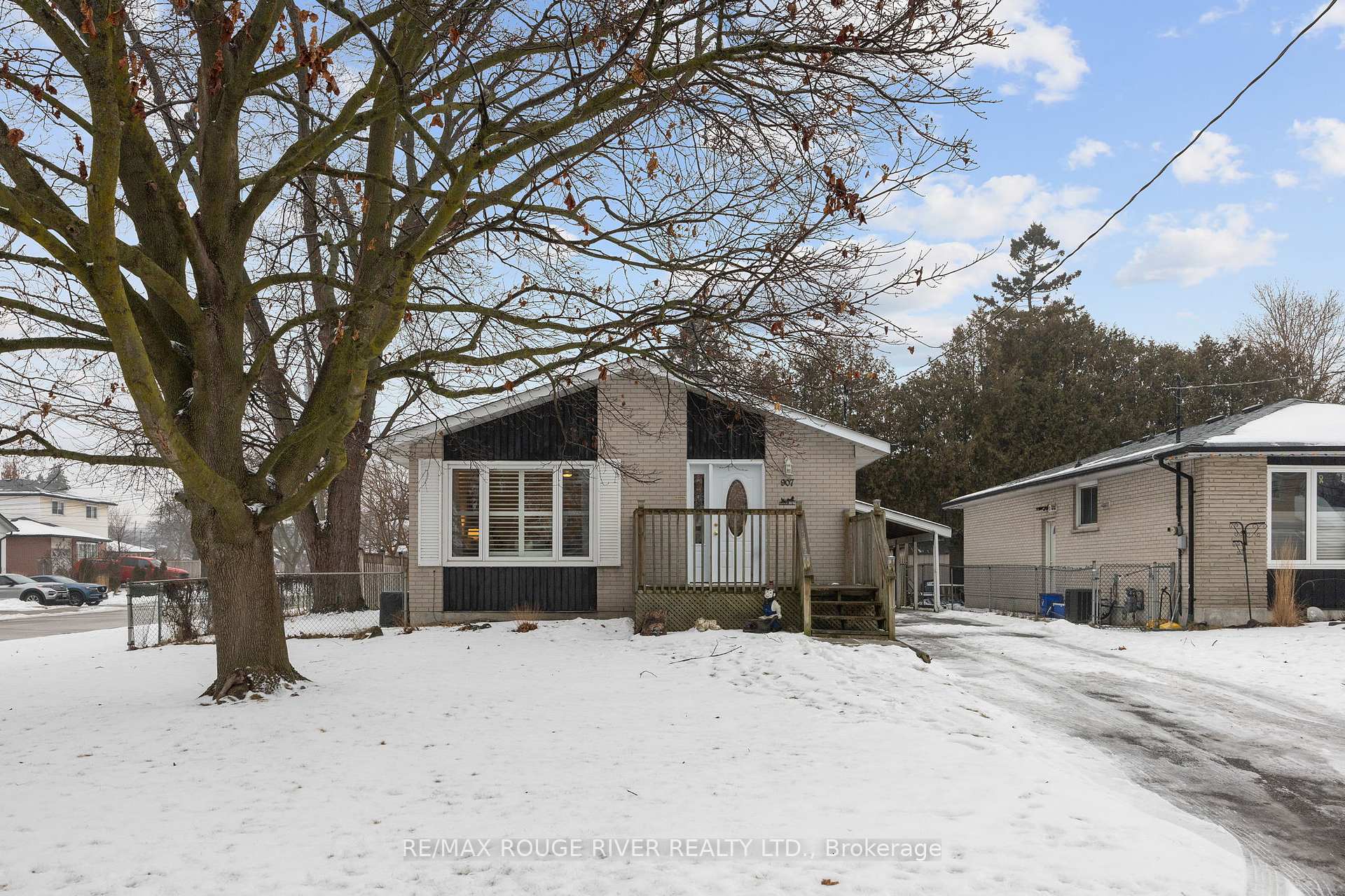 Photo 1 of 907 Marinet Crescent, Pickering, West Shore — HOMEH