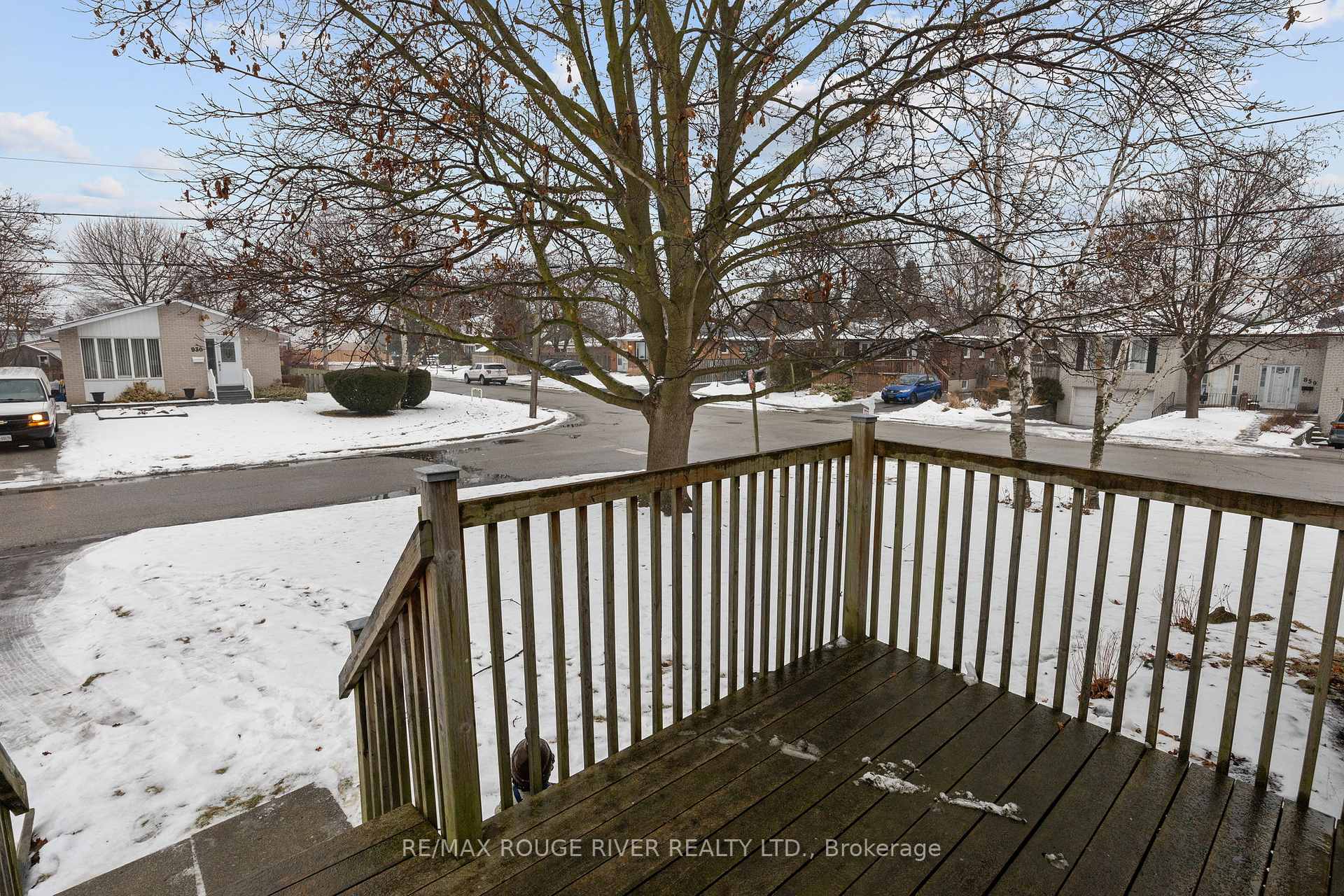 Photo 2 of 907 Marinet Crescent, Pickering, West Shore — HOMEH