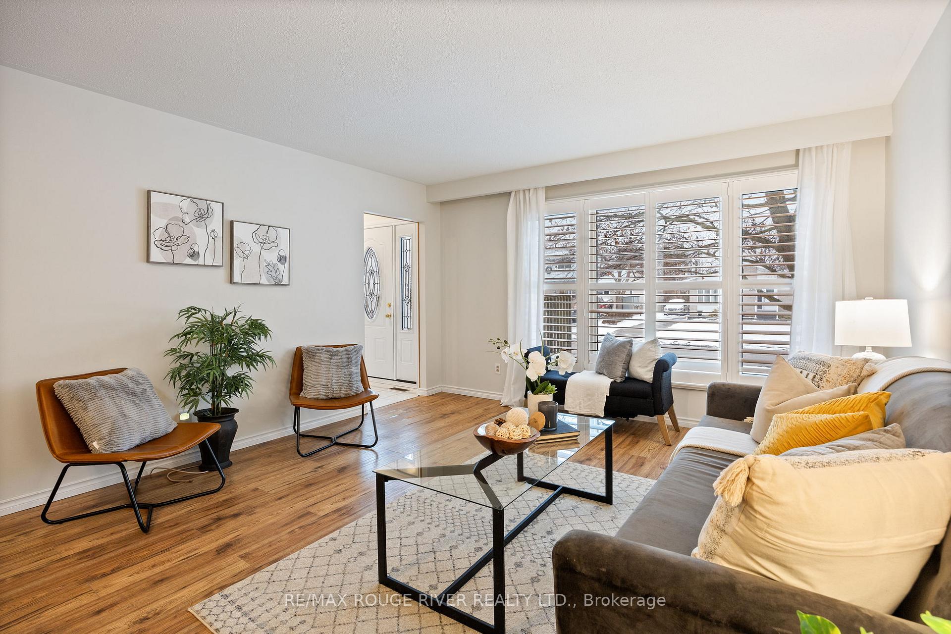 Photo 5 of 907 Marinet Crescent, Pickering, West Shore — HOMEH