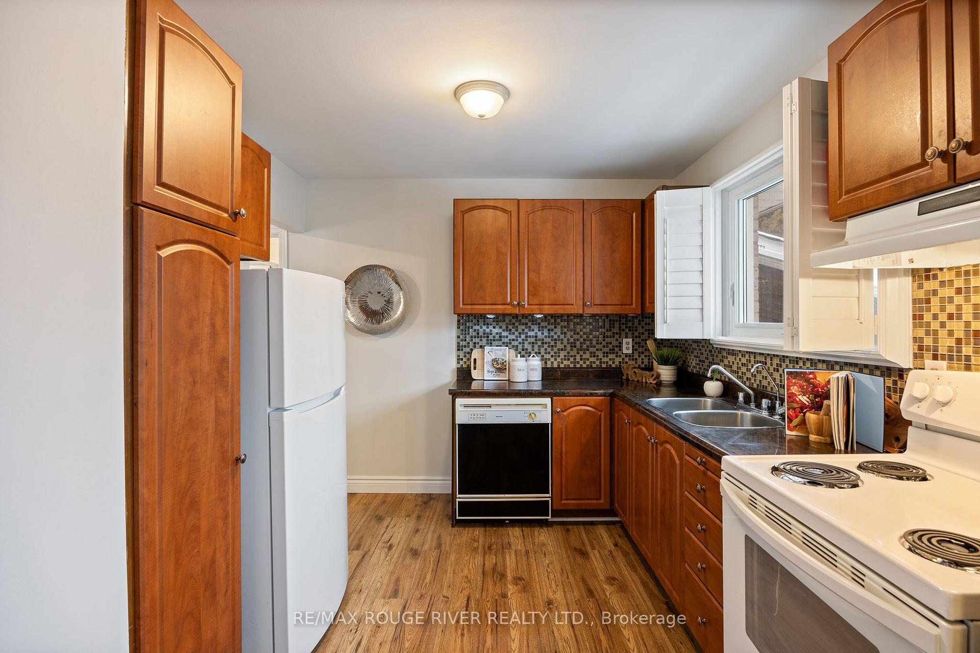 Photo 14 of 907 Marinet Crescent, Pickering, West Shore — HOMEH