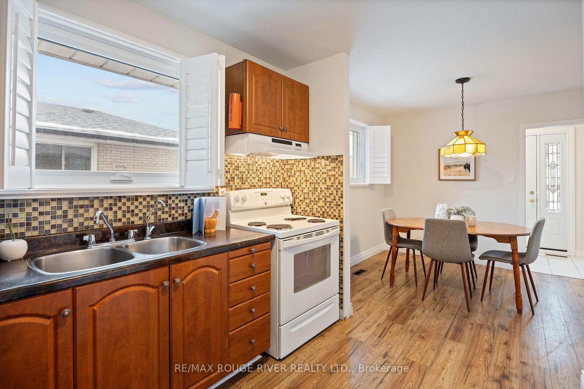 Photo 15 of 907 Marinet Crescent, Pickering, West Shore — HOMEH