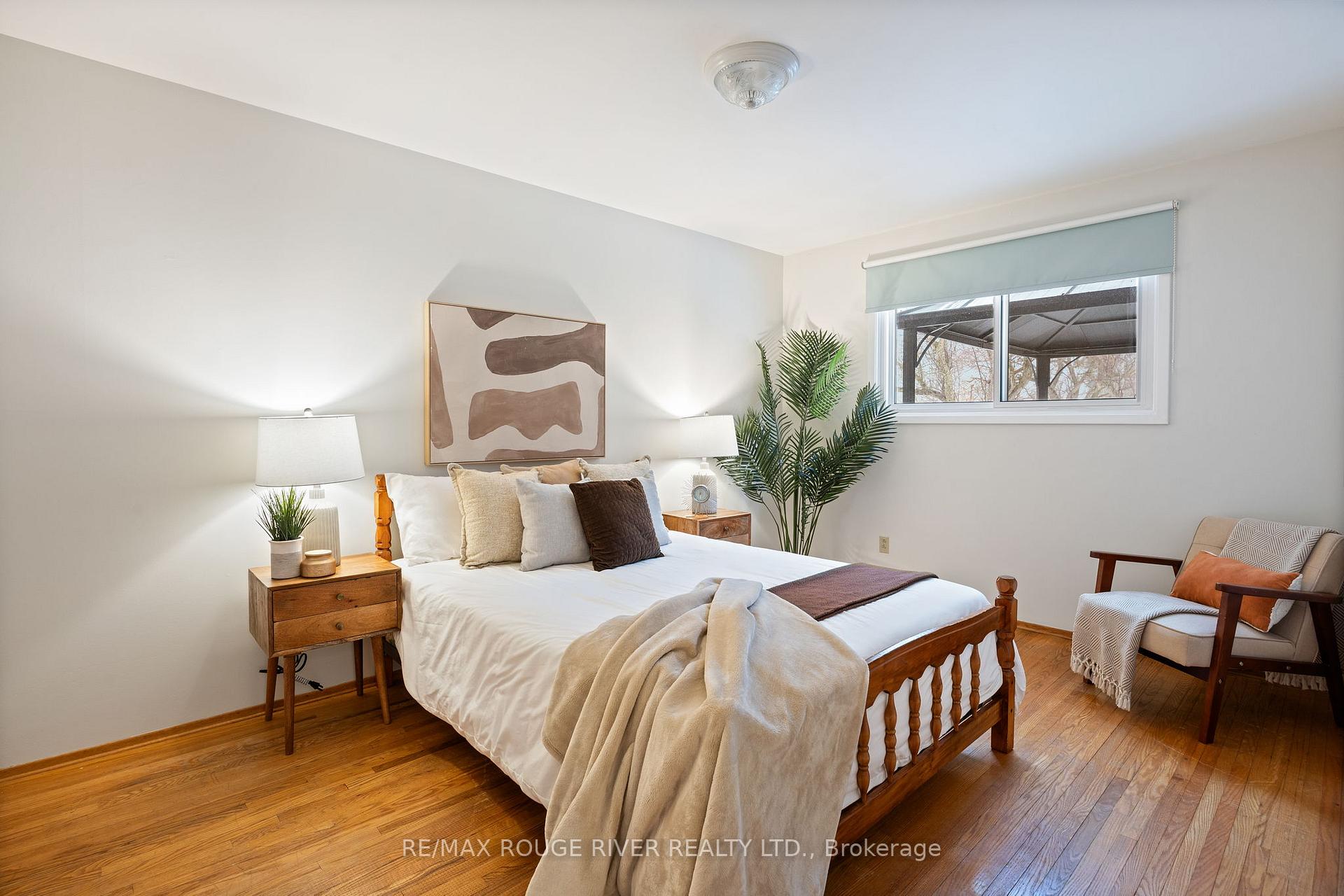 Photo 10 of 907 Marinet Crescent, Pickering, West Shore — HOMEH