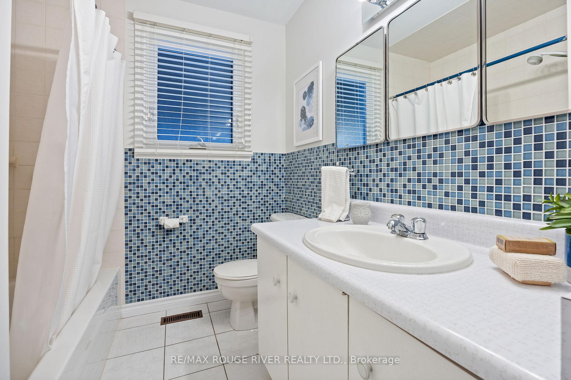 Photo 19 of 907 Marinet Crescent, Pickering, West Shore — HOMEH
