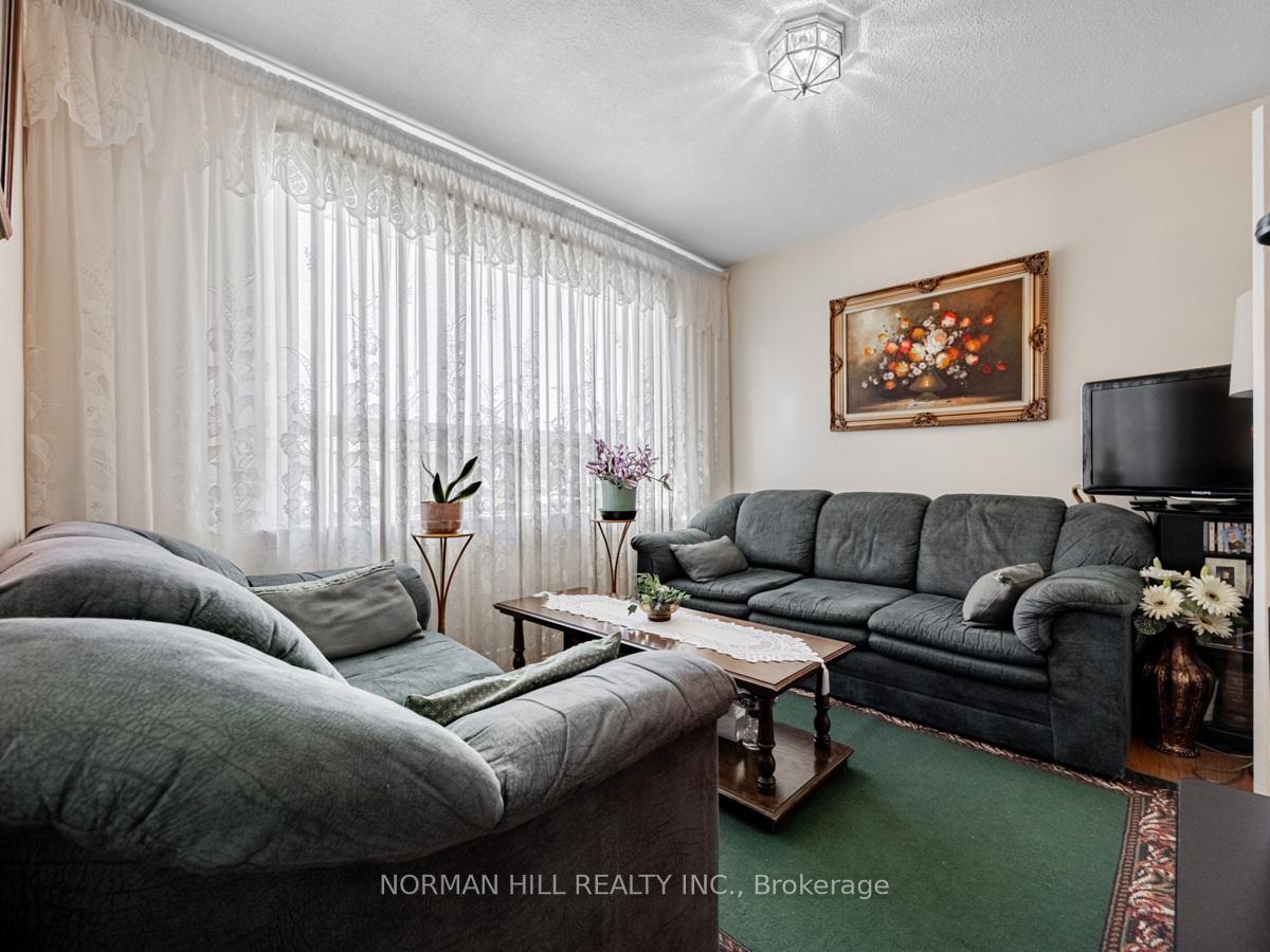 Photo 4 of 41 Braemar Drive, Brampton, Avondale — HOMEH
