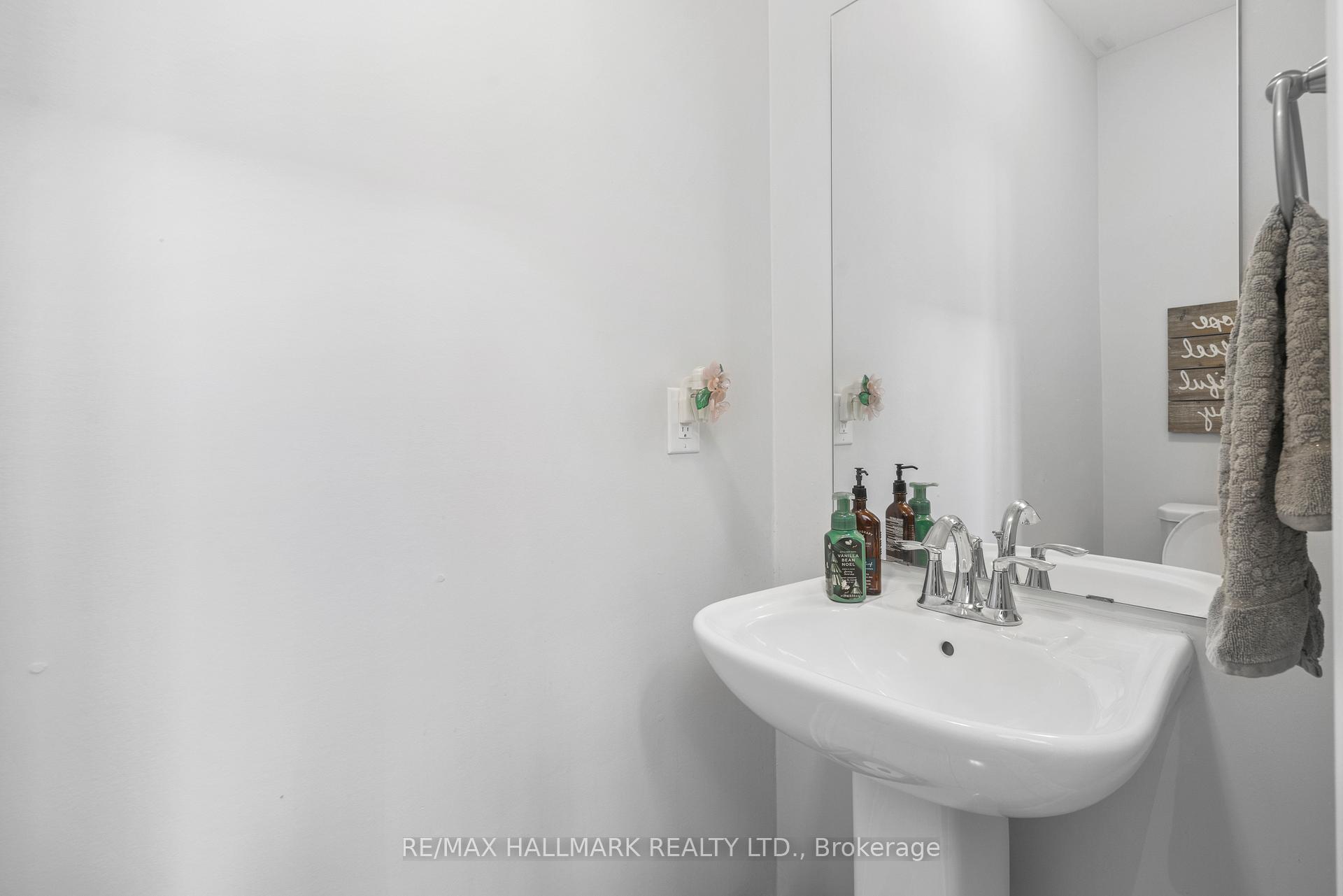 Photo 16 of 165 Roy Harper Avenue, Aurora, Rural Aurora — HOMEH