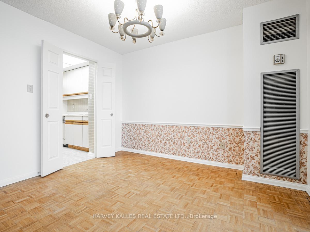 Photo 7 of Unit 1101, 3000 Bathurst Street, Toronto, Englemount-Lawrence — HOMEH