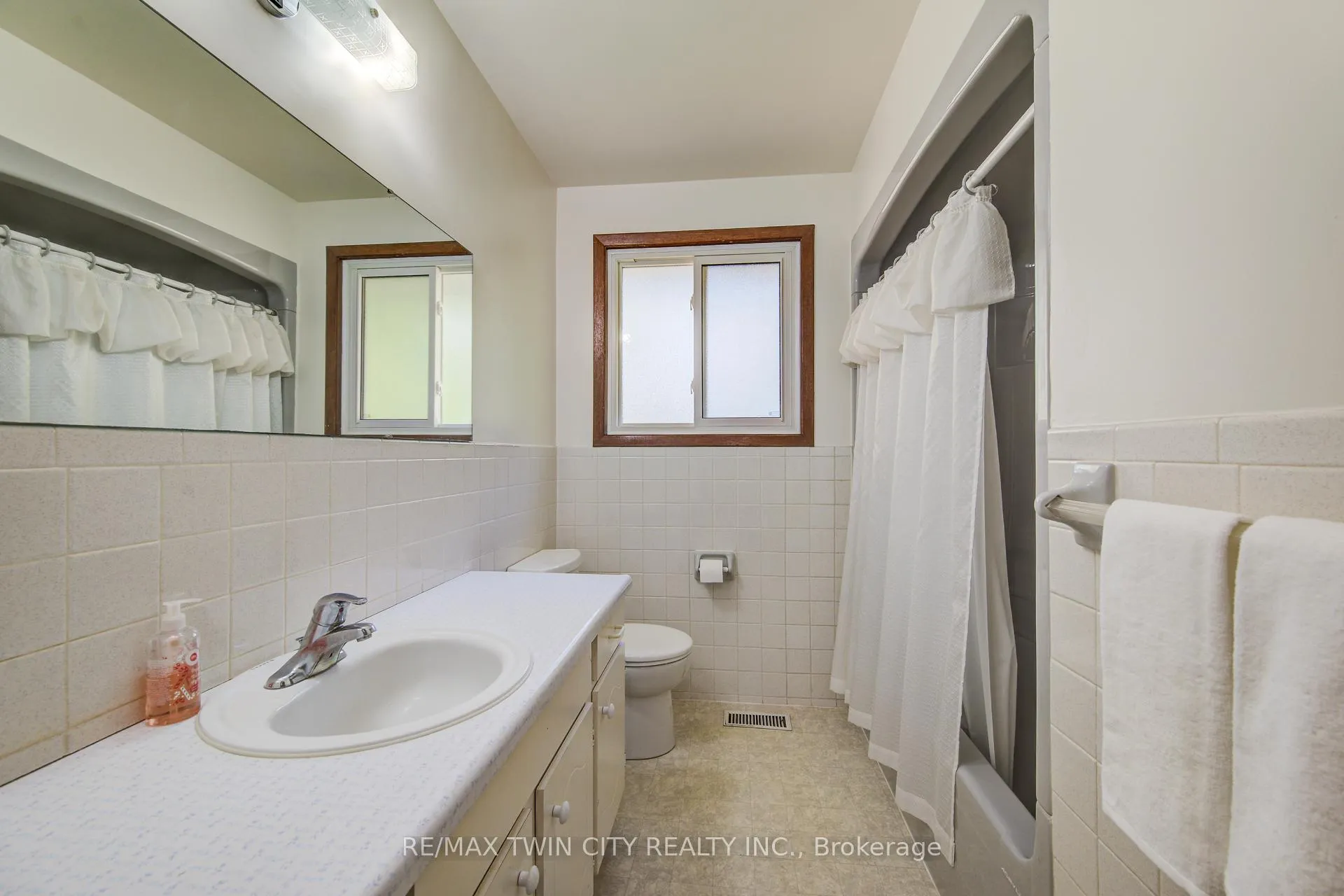 Photo 17 of 39 Kenwood Crescent, Guelph, Junction/Onward Willow — HOMEH