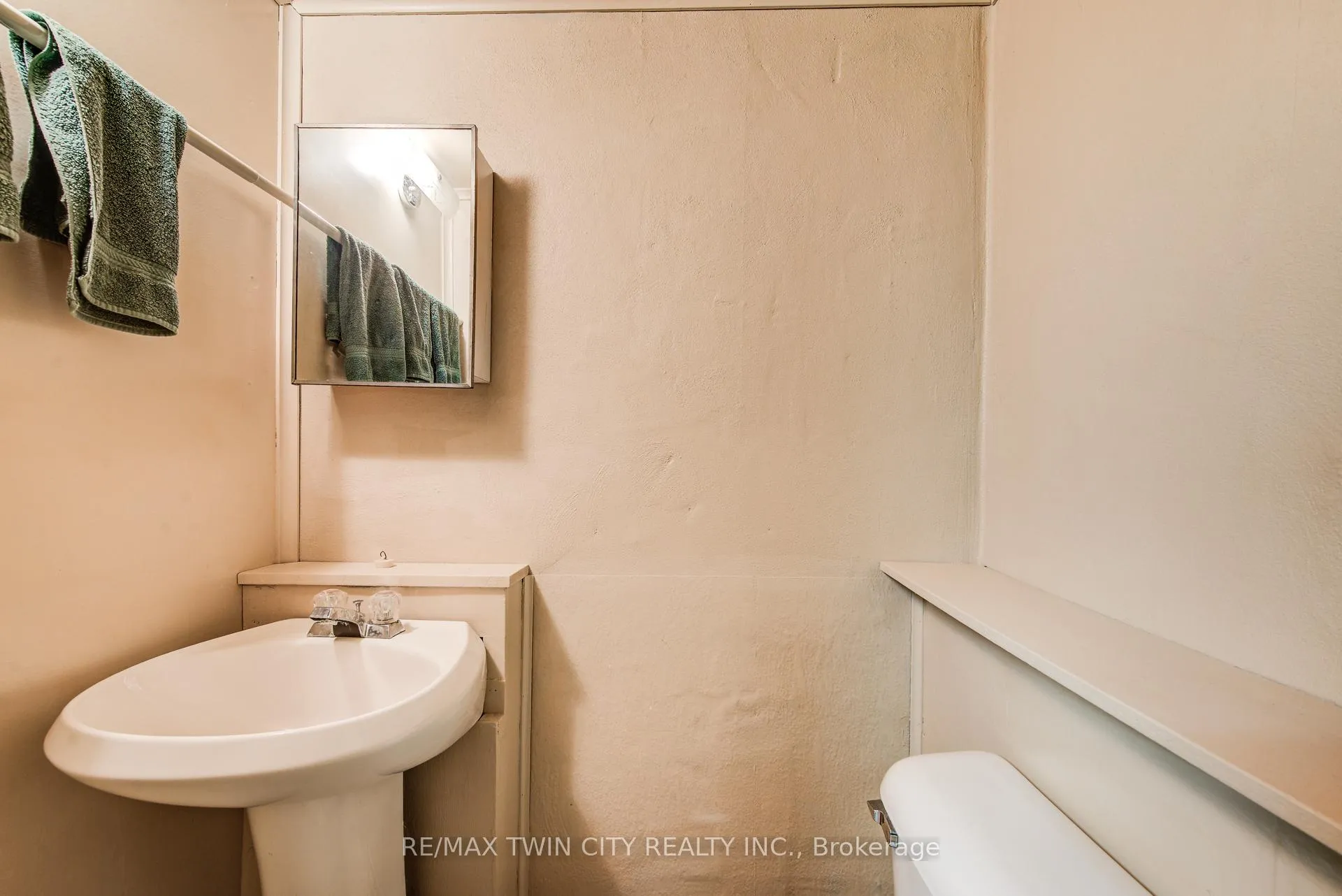Photo 23 of 39 Kenwood Crescent, Guelph, Junction/Onward Willow — HOMEH