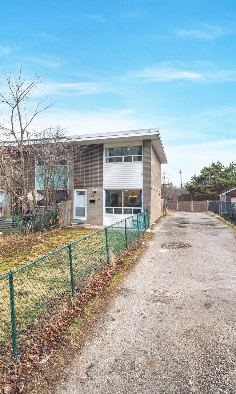 Photo 2 of 70 Corby Crescent, Brampton, Downtown Brampton — HOMEH