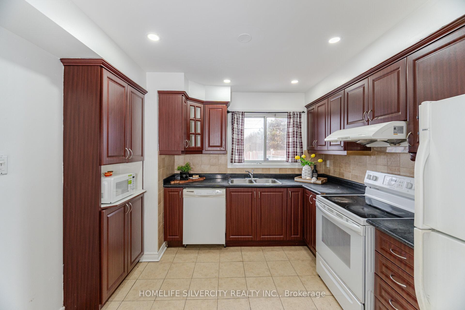 Photo 18 of 70 Corby Crescent, Brampton, Downtown Brampton — HOMEH