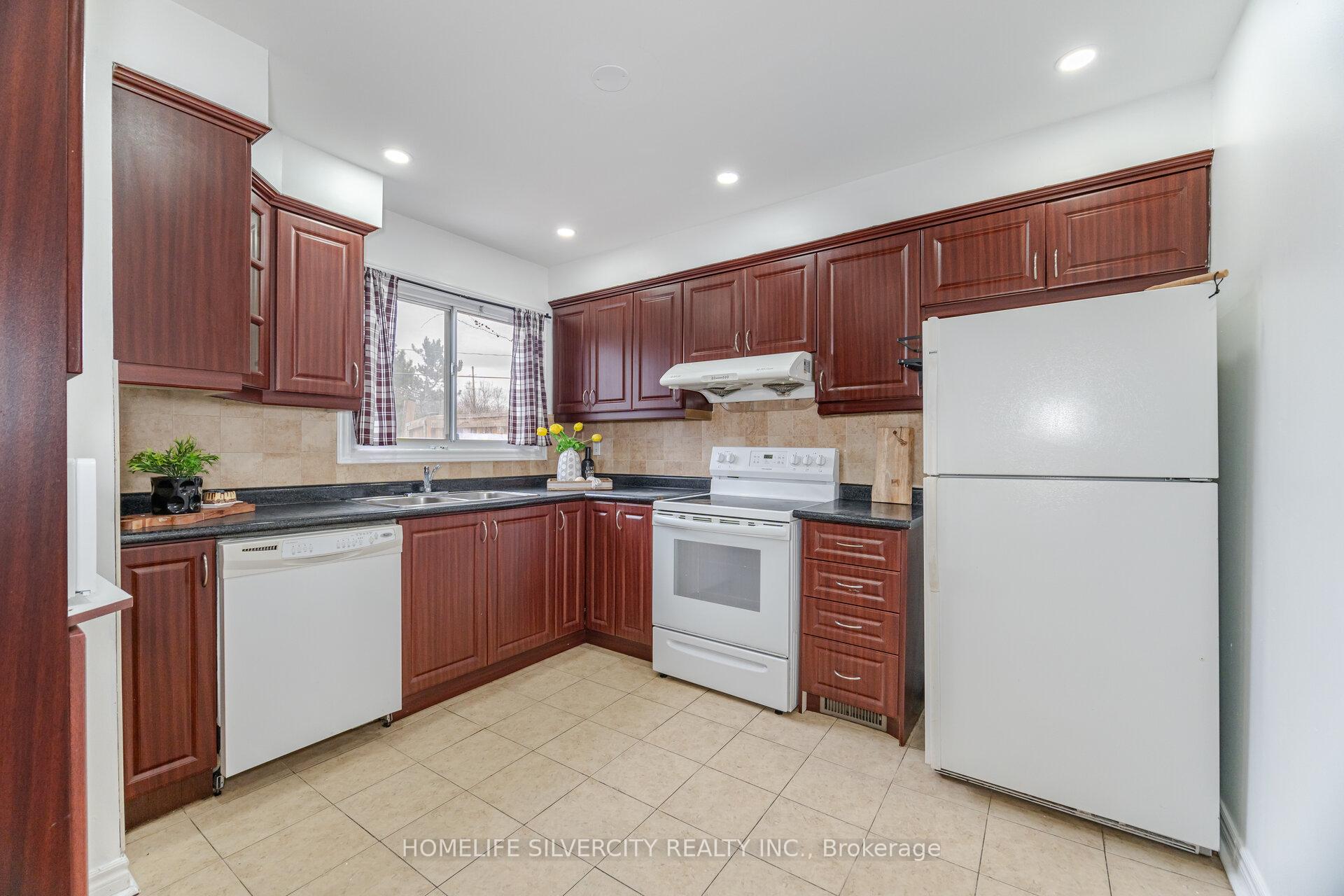 Photo 10 of 70 Corby Crescent, Brampton, Downtown Brampton — HOMEH