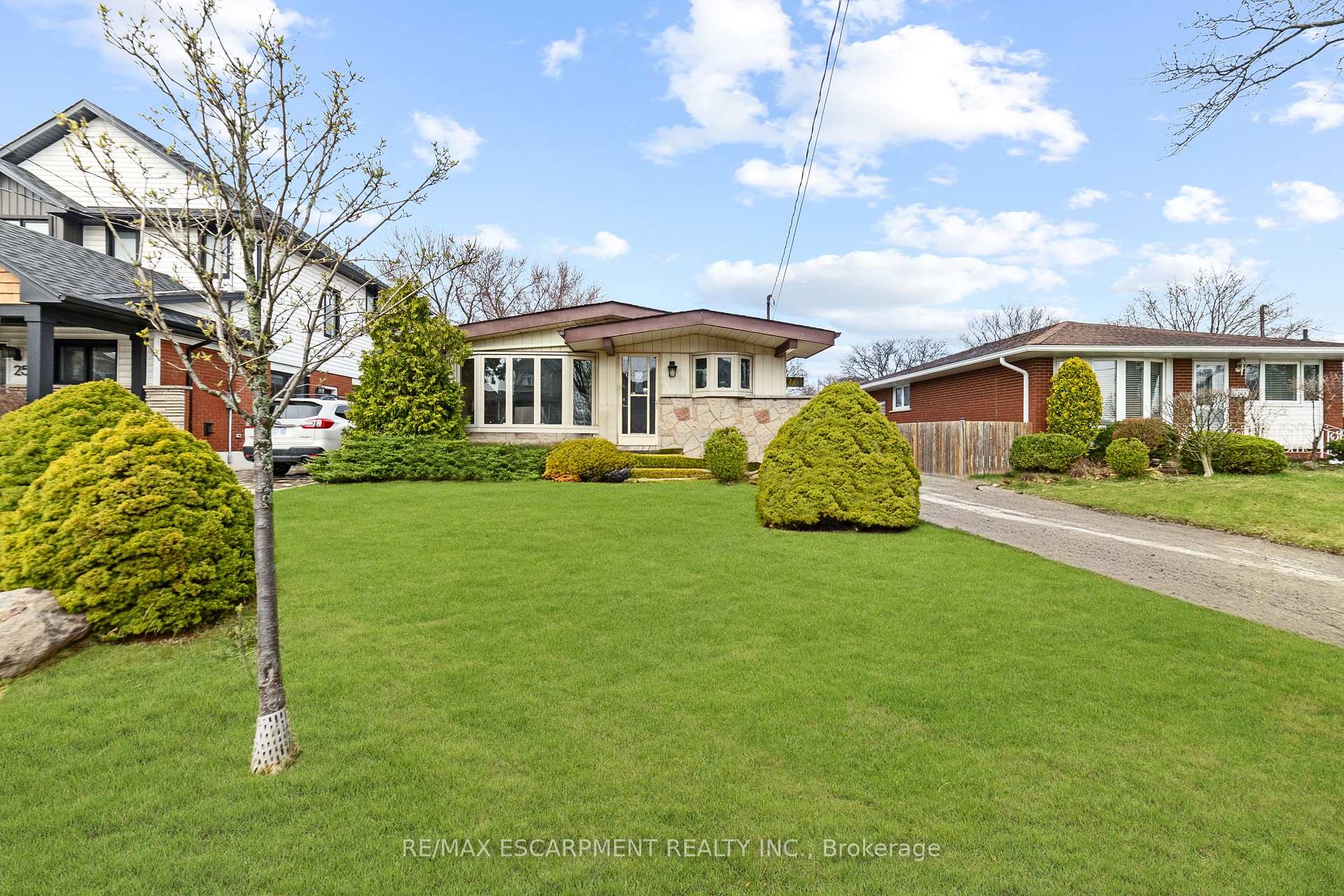 Photo 1 of 261 Thorner Drive, Hamilton, Thorner — HOMEH