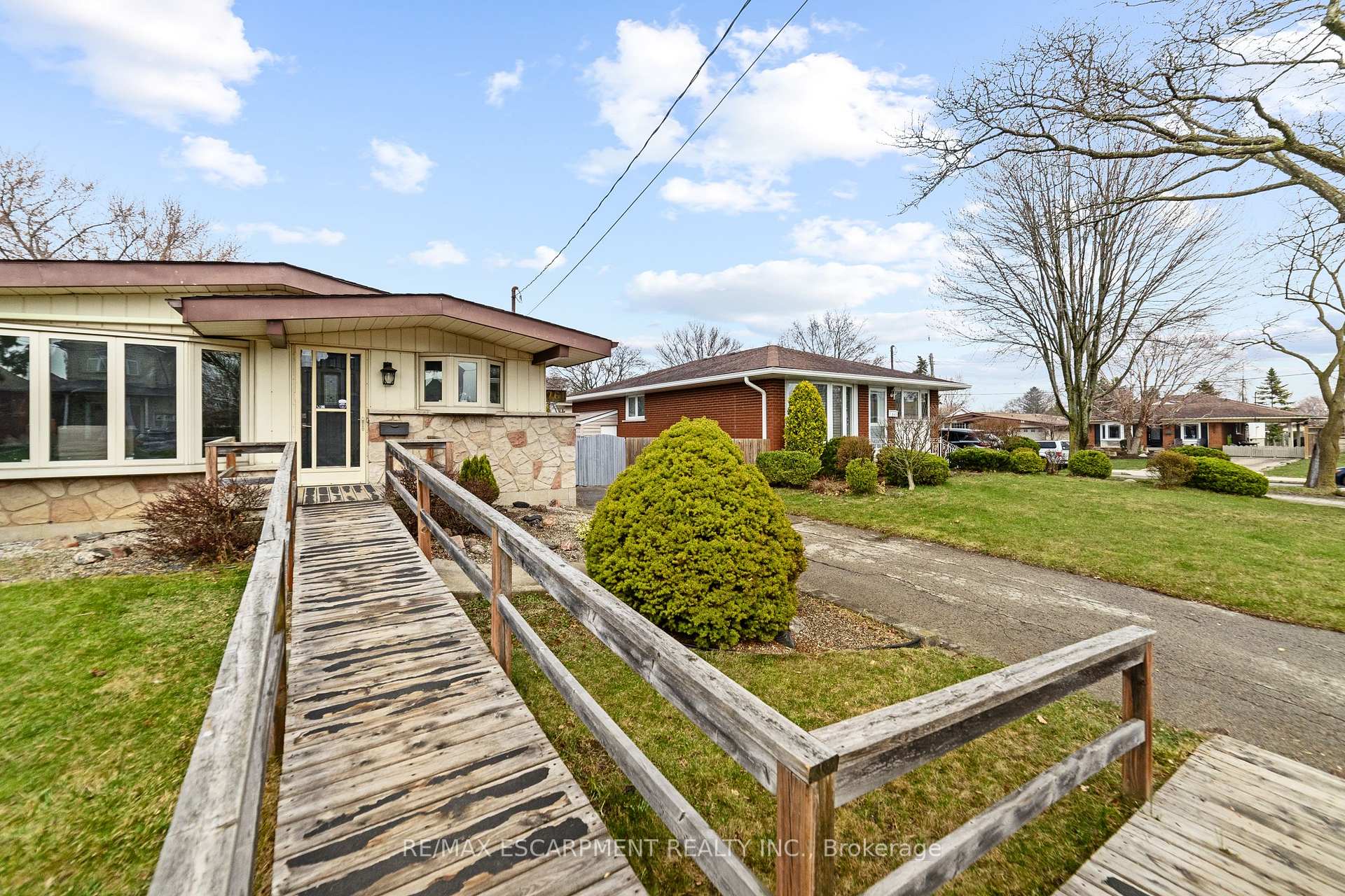 Photo 4 of 261 Thorner Drive, Hamilton, Thorner — HOMEH