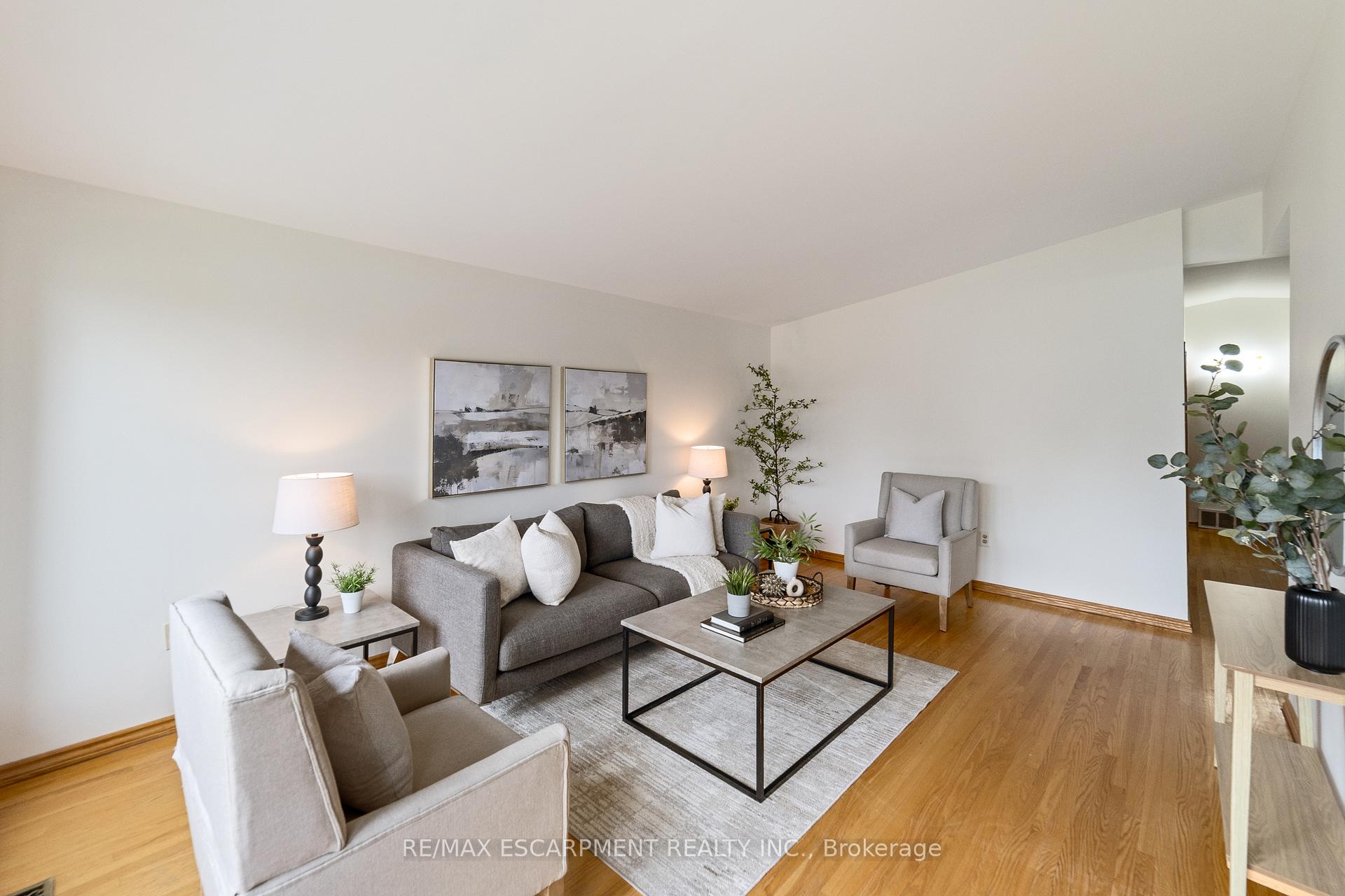 Photo 2 of 261 Thorner Drive, Hamilton, Thorner — HOMEH