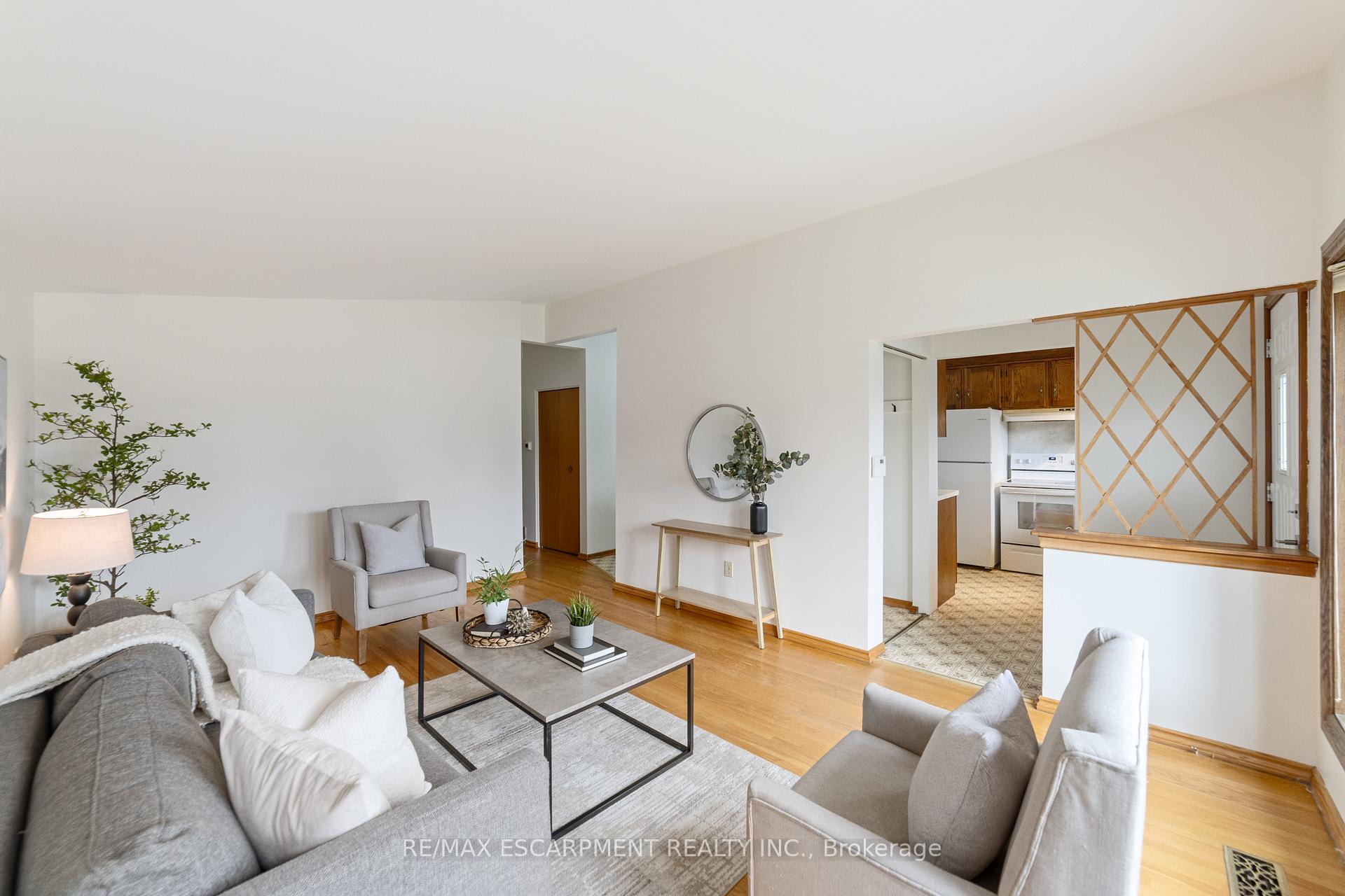Photo 5 of 261 Thorner Drive, Hamilton, Thorner — HOMEH