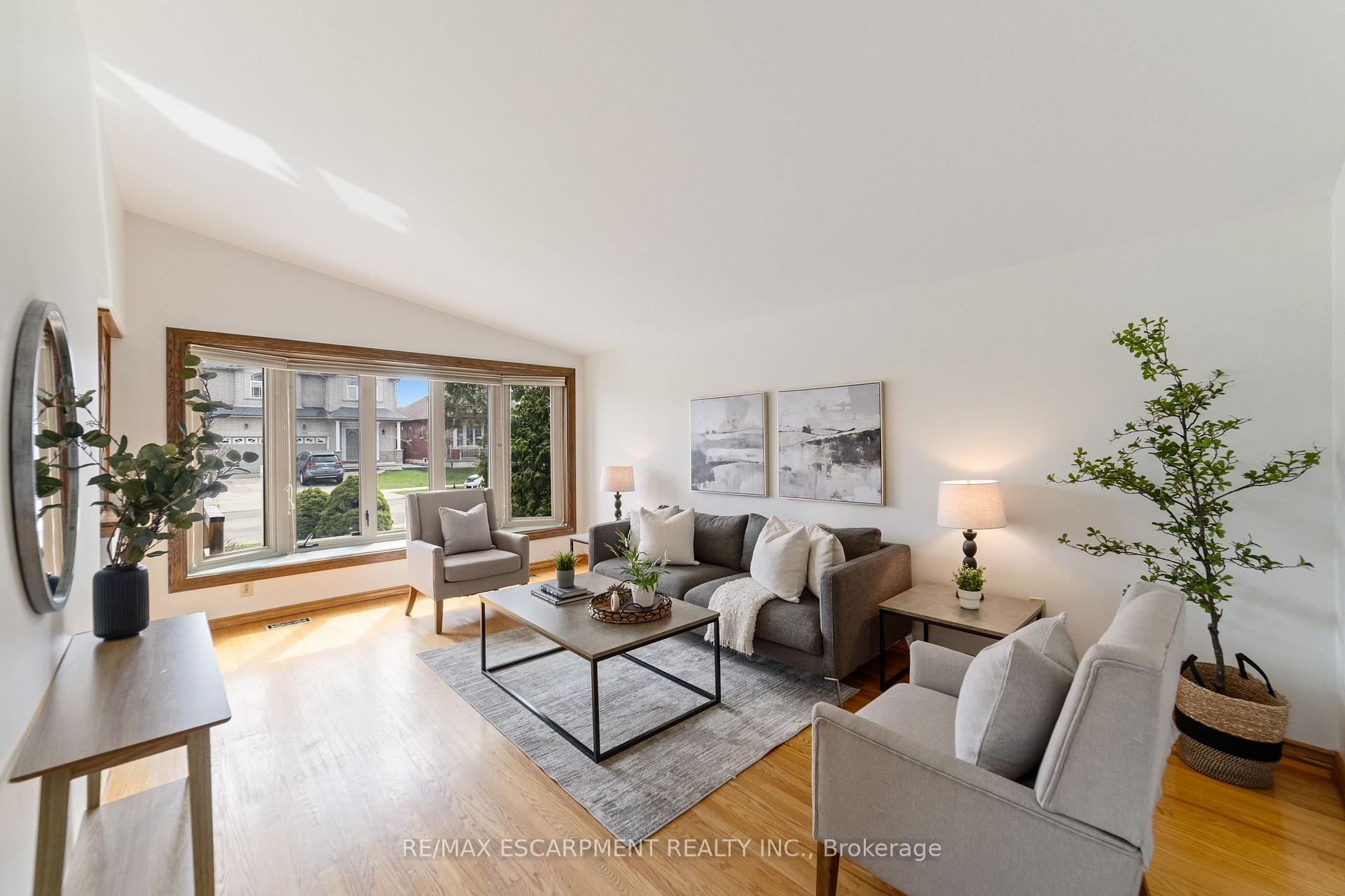 Photo 6 of 261 Thorner Drive, Hamilton, Thorner — HOMEH