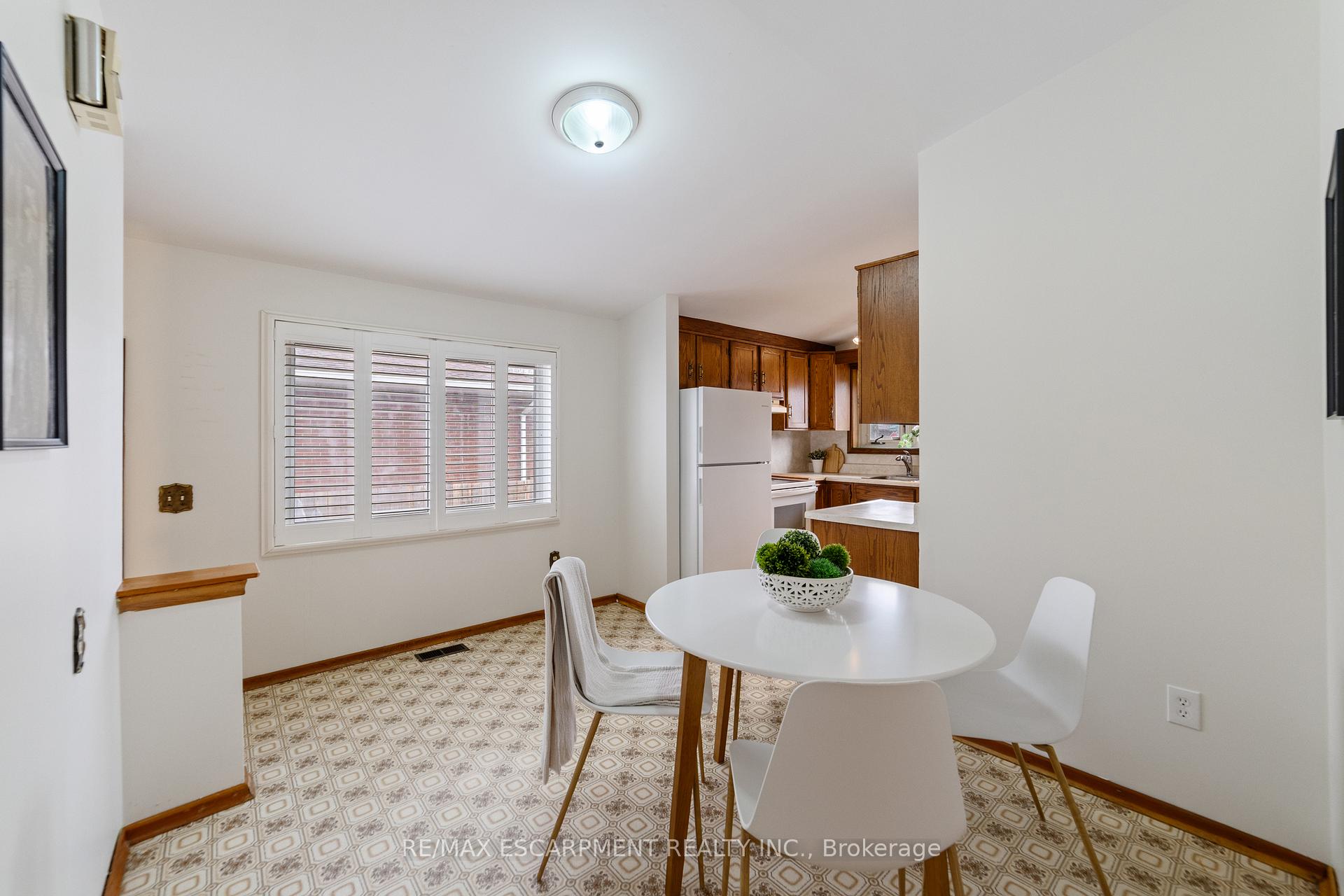 Photo 3 of 261 Thorner Drive, Hamilton, Thorner — HOMEH