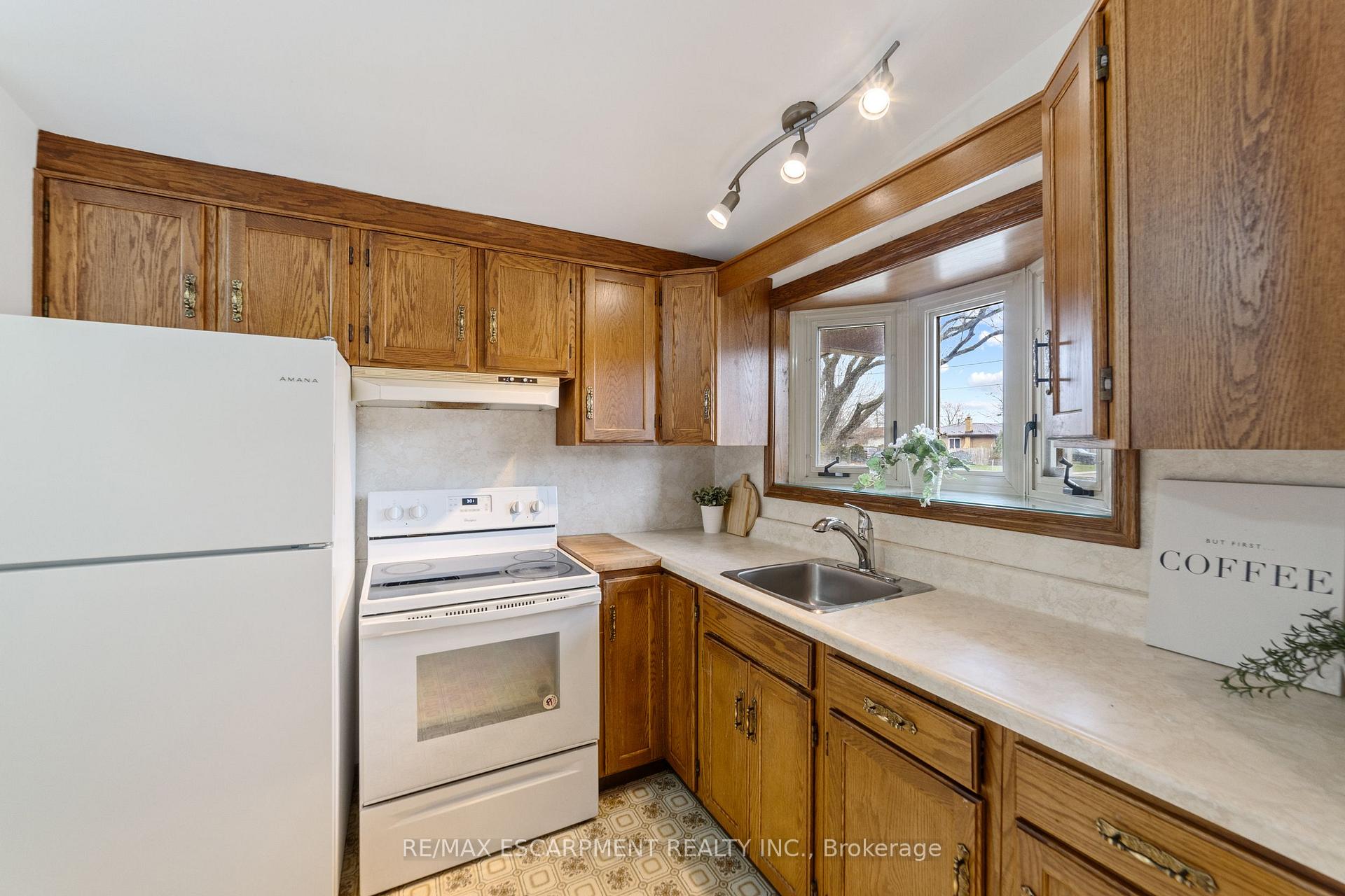 Photo 18 of 261 Thorner Drive, Hamilton, Thorner — HOMEH