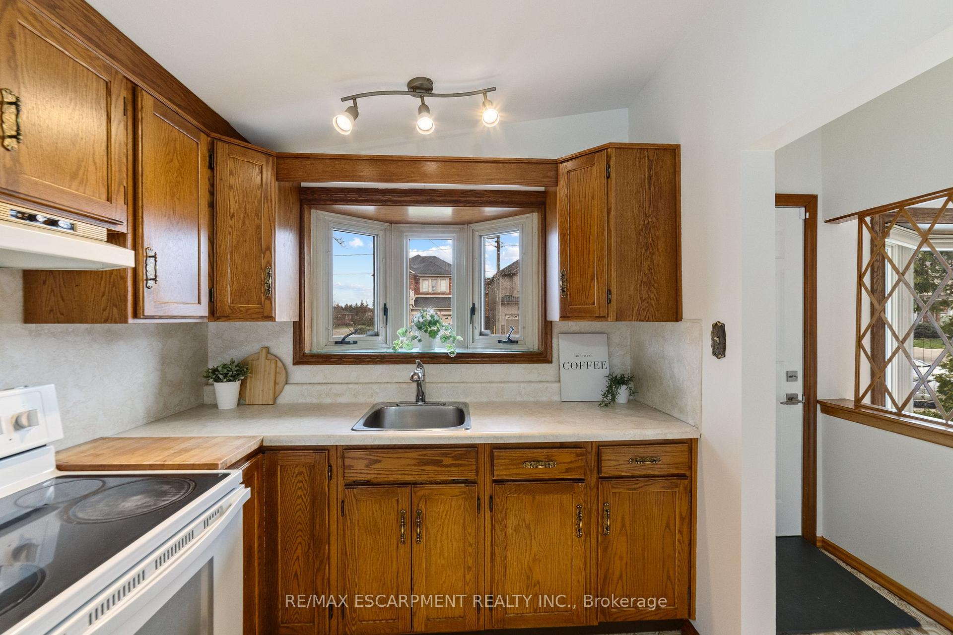 Photo 15 of 261 Thorner Drive, Hamilton, Thorner — HOMEH