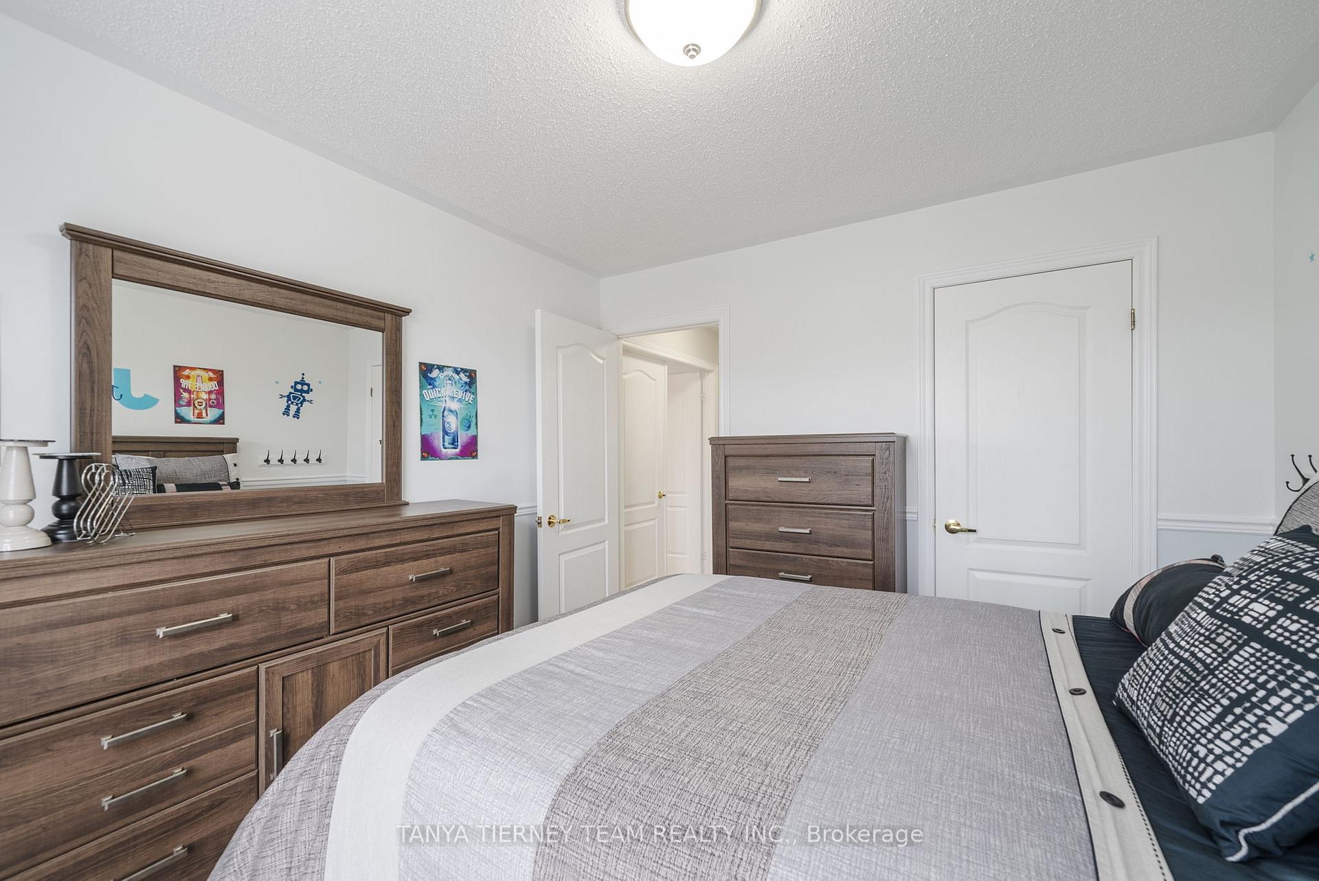 Photo 32 of 25 Holsted Road, Whitby, Brooklin — HOMEH