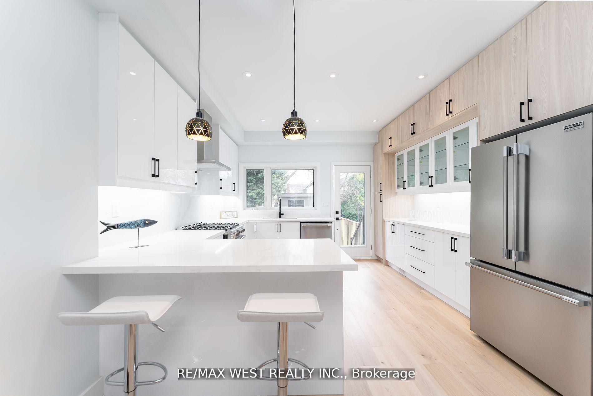 Photo 3 of Unit Upper Unit, 411 Main Street, Toronto, Woodbine-Lumsden — HOMEH
