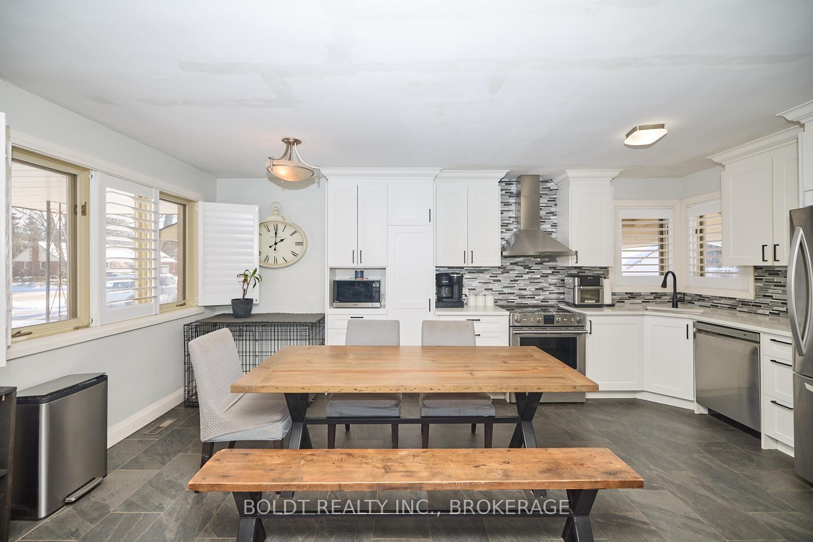 Photo 3 of 31 Spring Garden Boulevard, St. Catharines, Lakeshore — HOMEH
