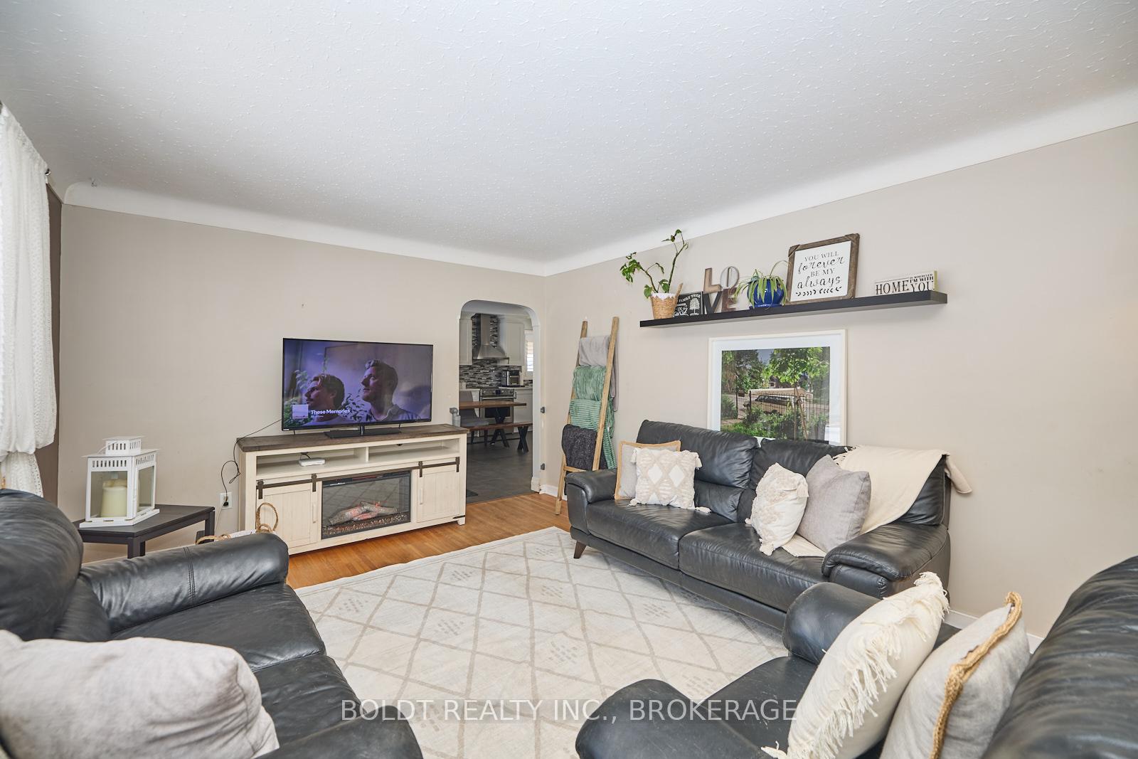 Photo 4 of 31 Spring Garden Boulevard, St. Catharines, Lakeshore — HOMEH