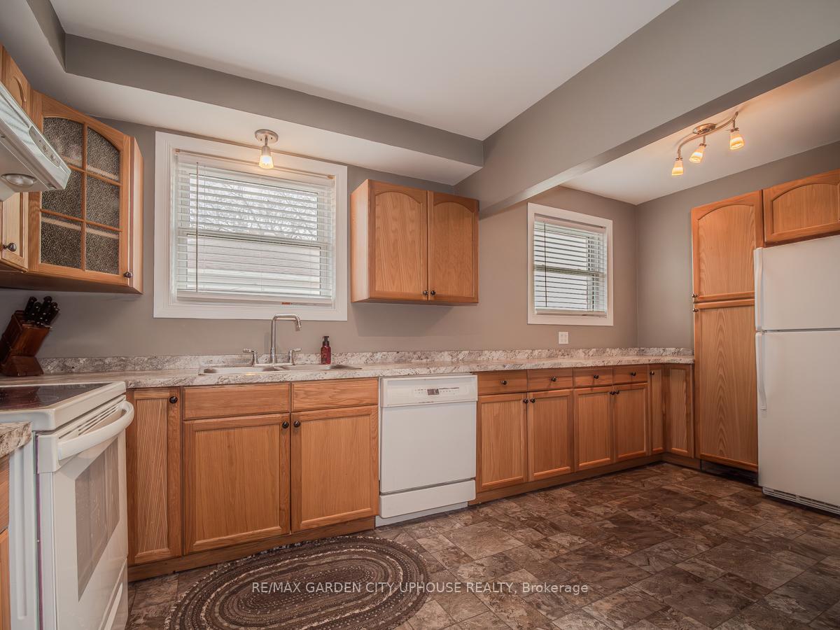 Photo 5 of 16 Robertson Place, St. Catharines, E. Chester — HOMEH