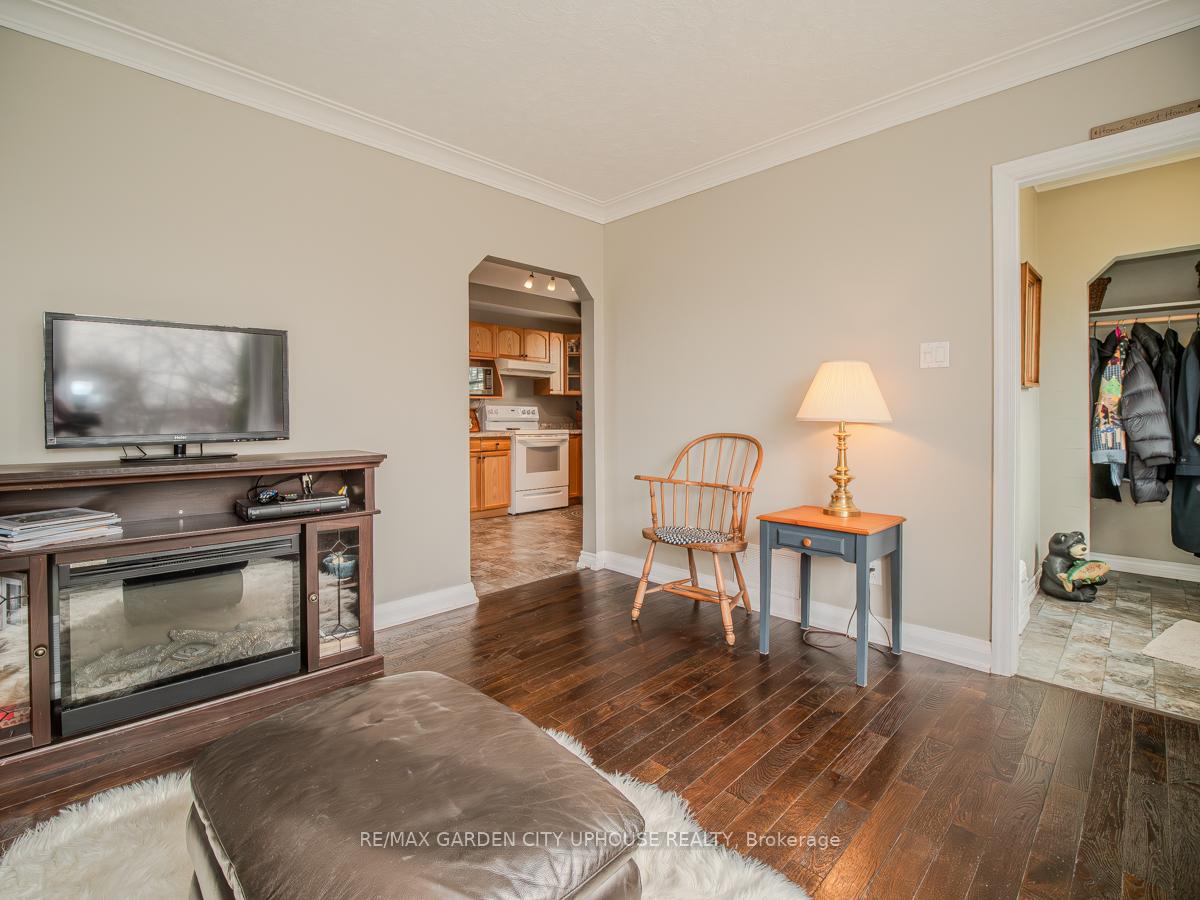 Photo 3 of 16 Robertson Place, St. Catharines, E. Chester — HOMEH