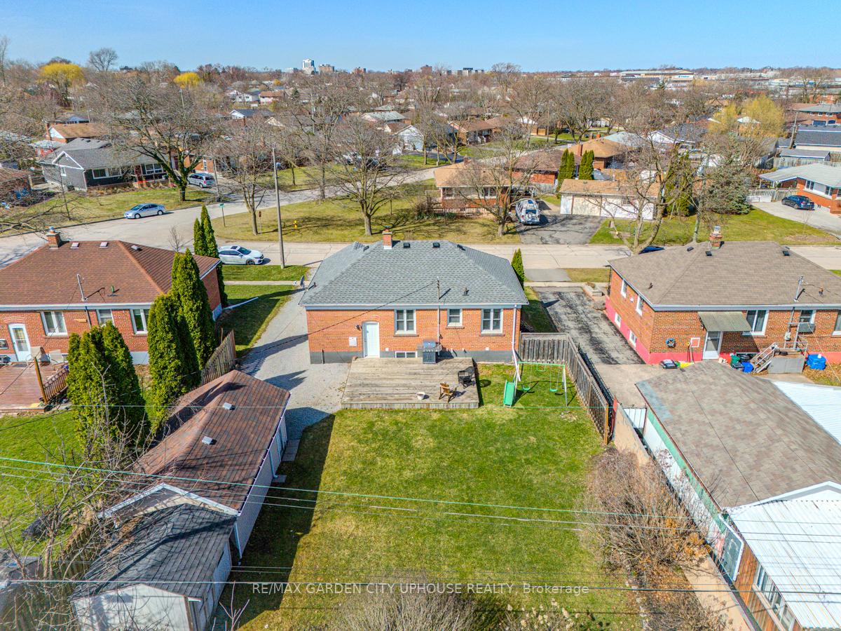 Photo 18 of 16 Robertson Place, St. Catharines, E. Chester — HOMEH