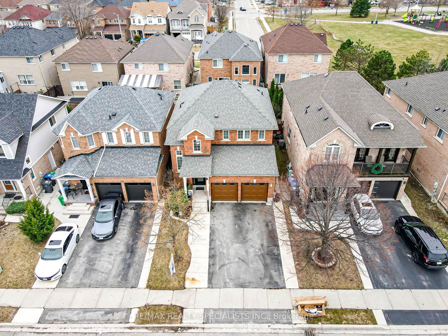 Photo 2 of 28 Brentcliff Drive, Brampton, Fletcher's Meadow — HOMEH