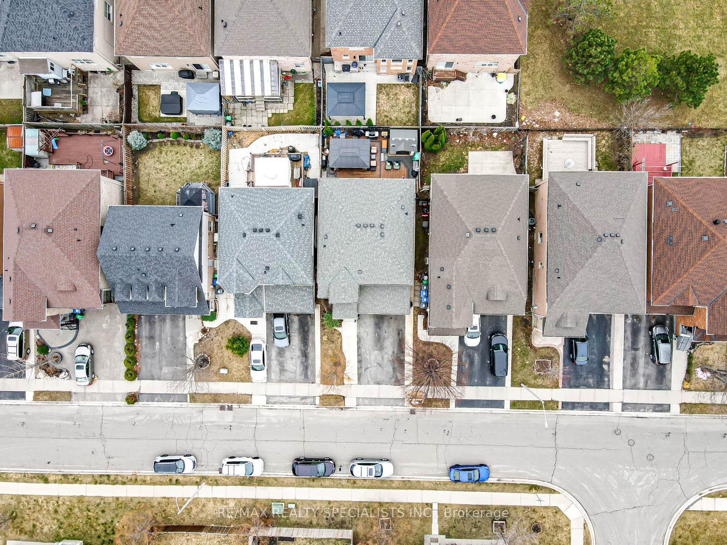 Photo 3 of 28 Brentcliff Drive, Brampton, Fletcher's Meadow — HOMEH