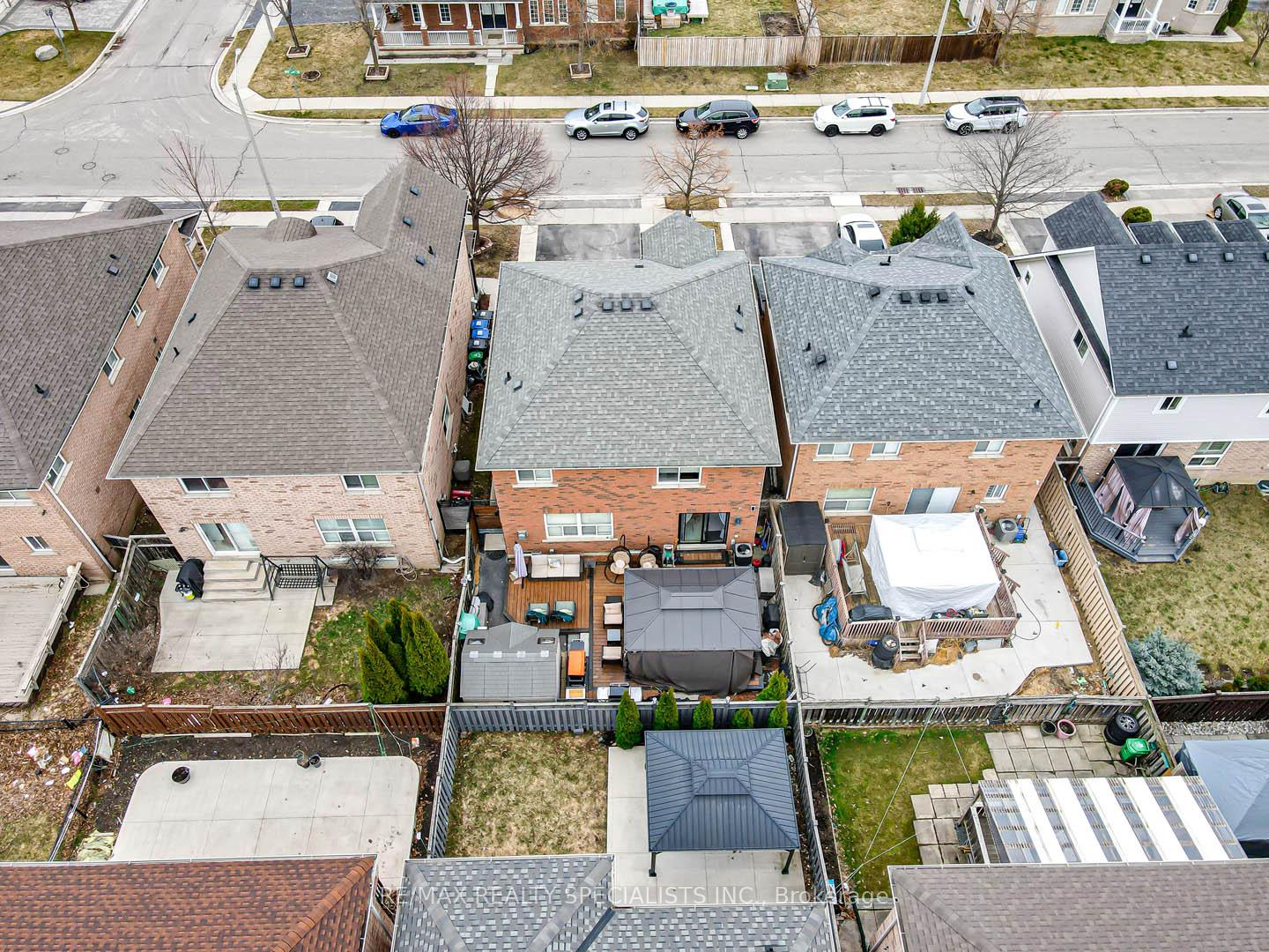 Photo 7 of 28 Brentcliff Drive, Brampton, Fletcher's Meadow — HOMEH