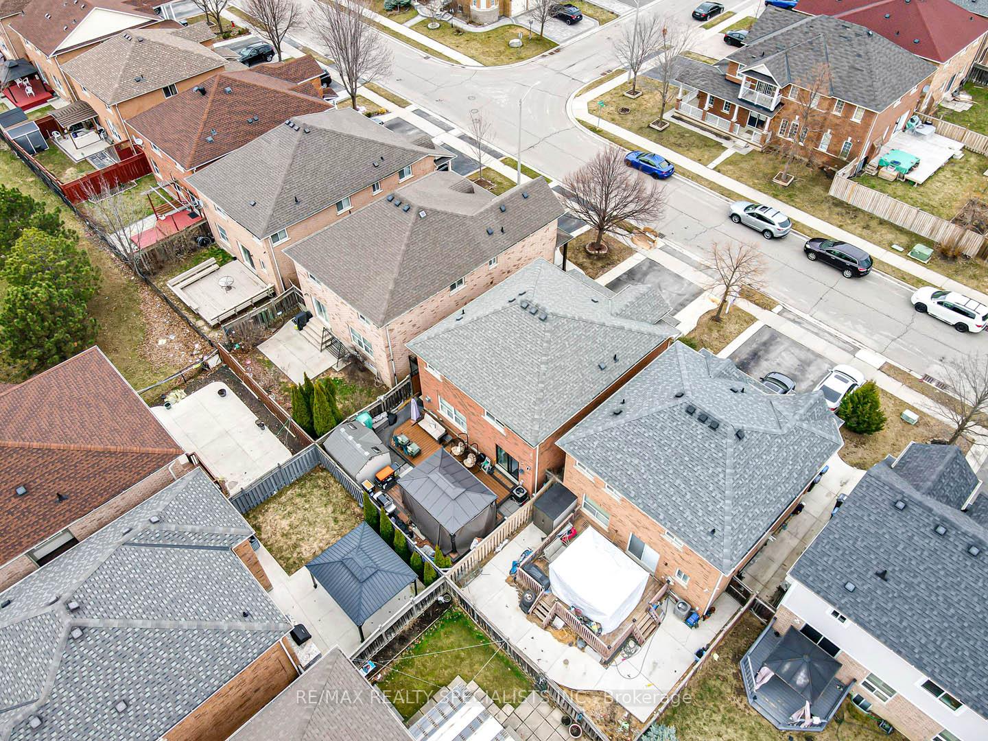 Photo 4 of 28 Brentcliff Drive, Brampton, Fletcher's Meadow — HOMEH