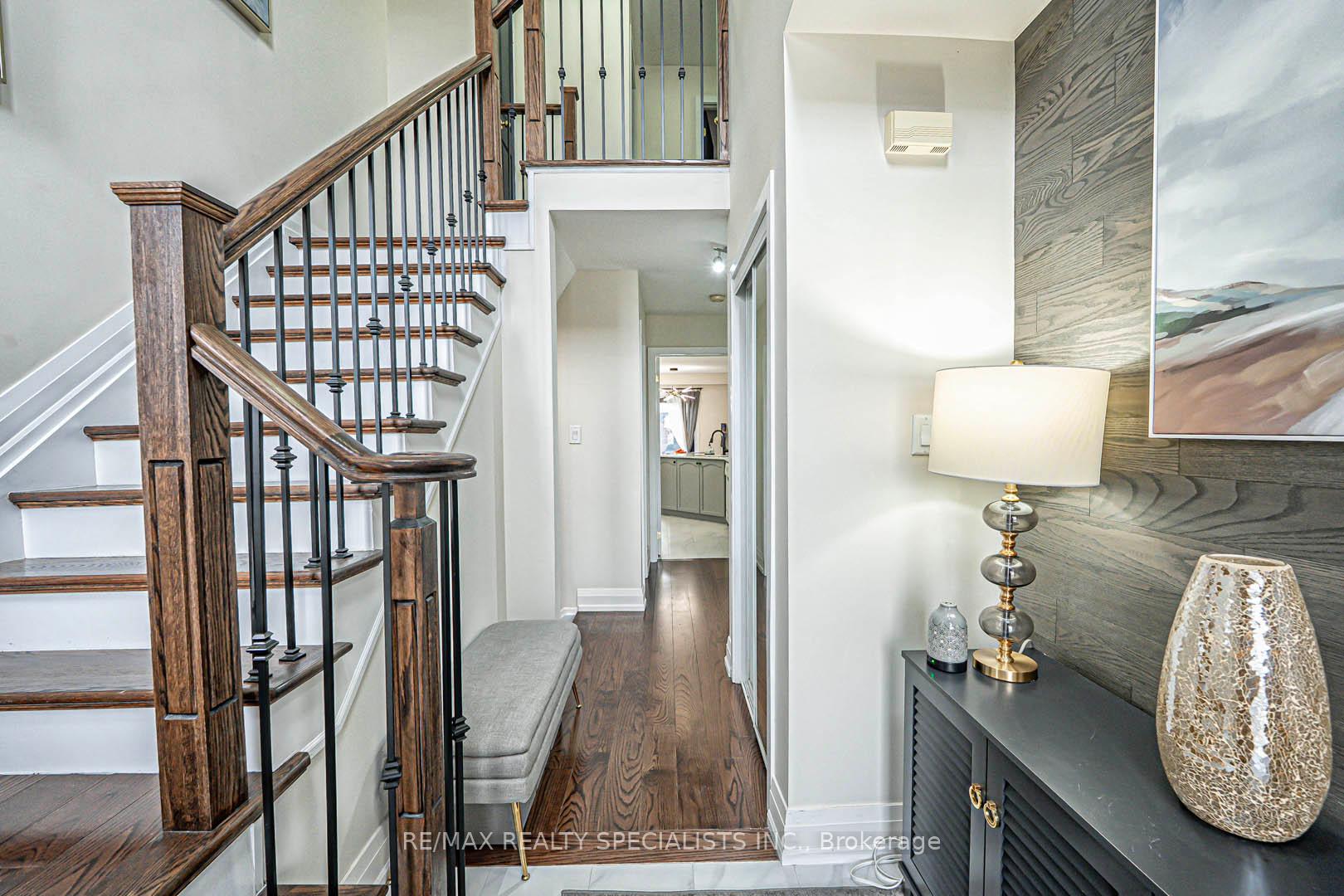 Photo 5 of 28 Brentcliff Drive, Brampton, Fletcher's Meadow — HOMEH