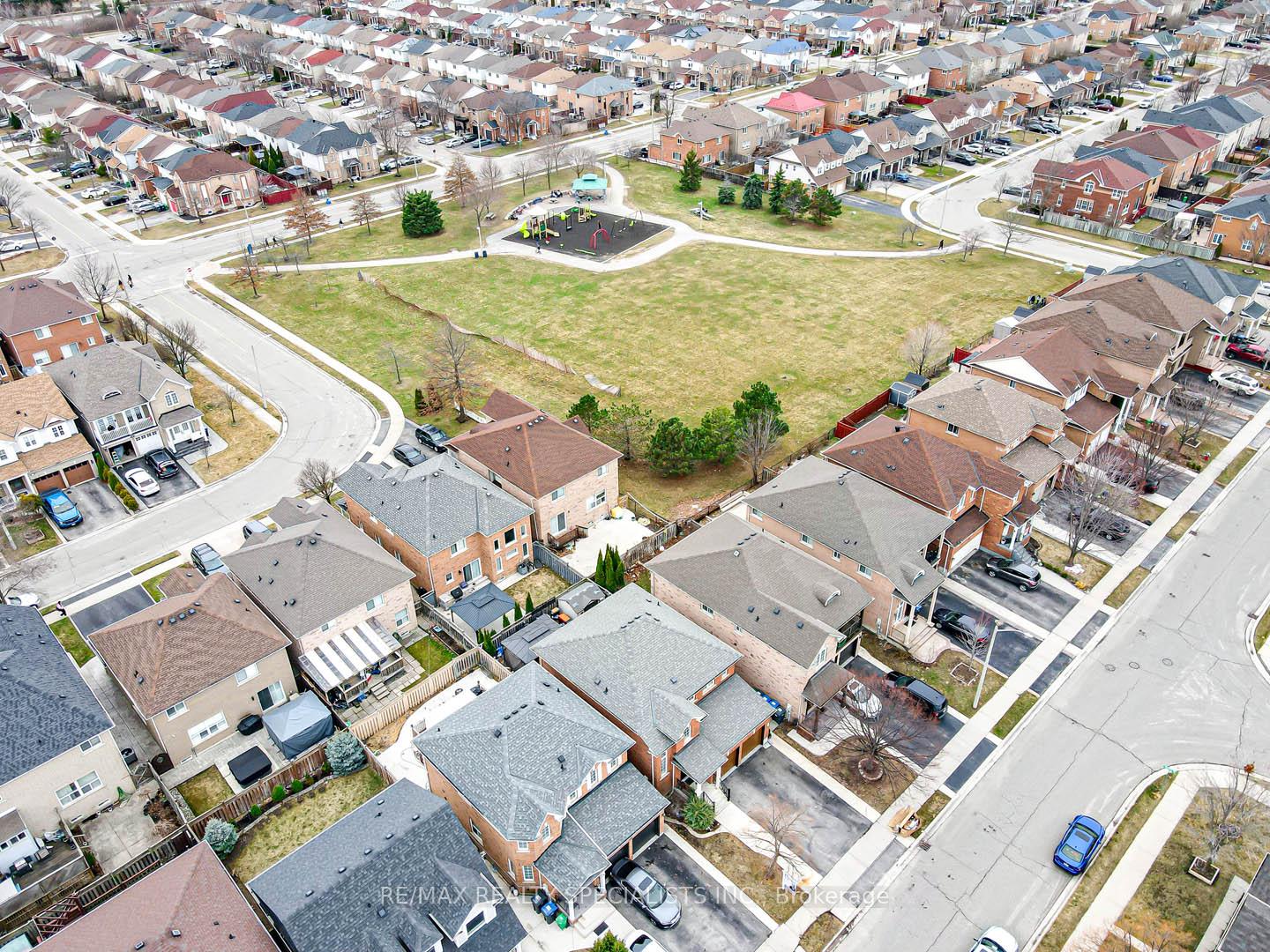 Photo 42 of 28 Brentcliff Drive, Brampton, Fletcher's Meadow — HOMEH