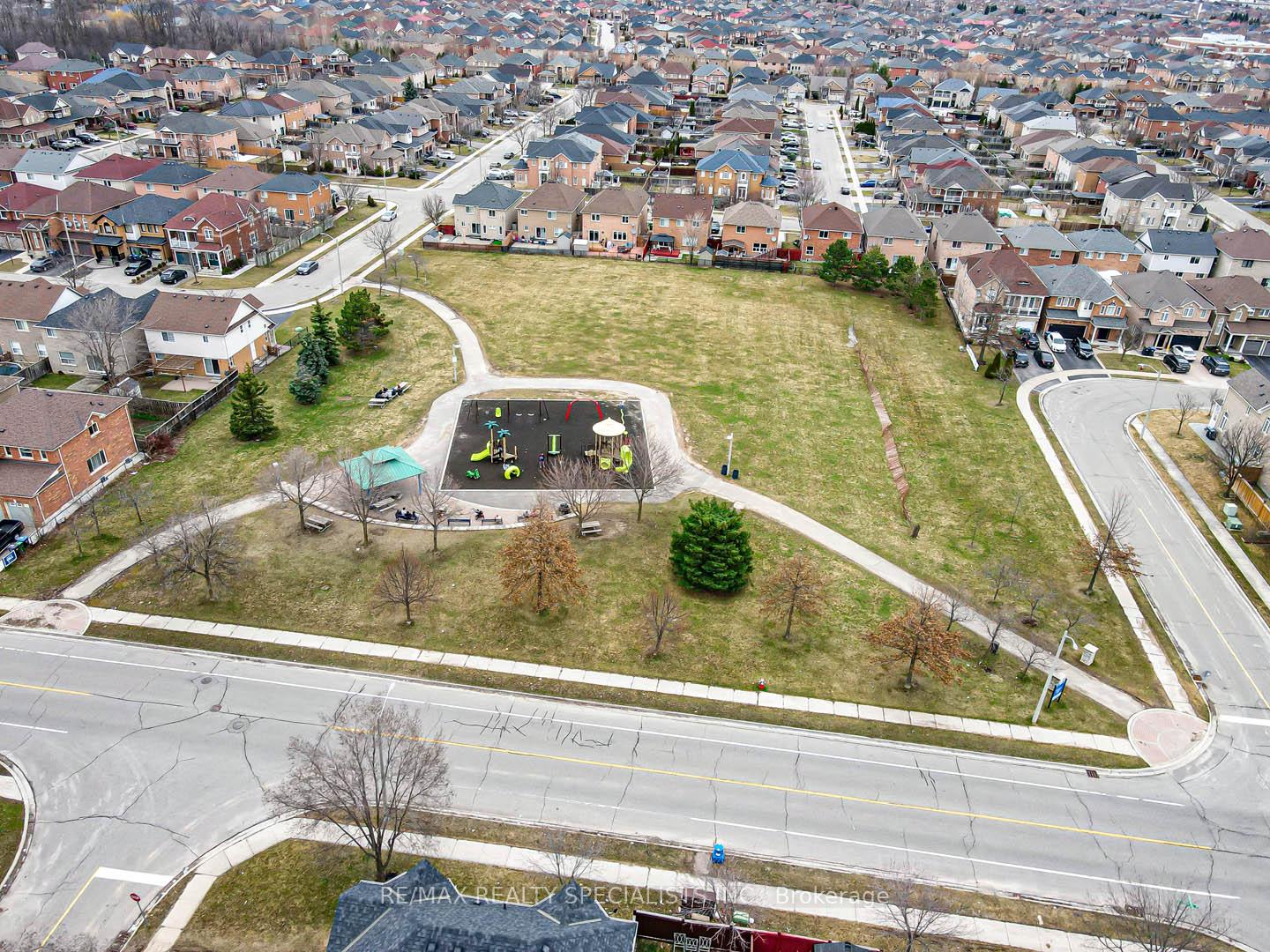 Photo 39 of 28 Brentcliff Drive, Brampton, Fletcher's Meadow — HOMEH