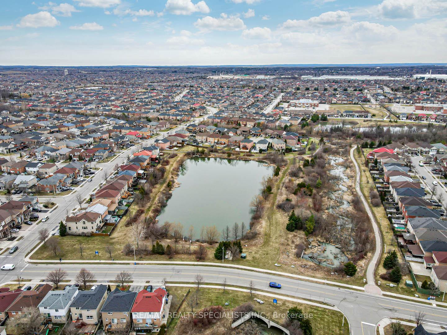 Photo 48 of 28 Brentcliff Drive, Brampton, Fletcher's Meadow — HOMEH