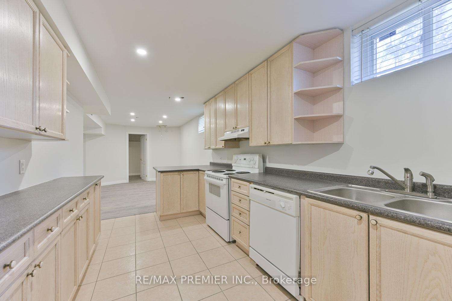 Photo 2 of Unit Bsmt, 5 Jasper Drive, Aurora, Aurora Heights — HOMEH