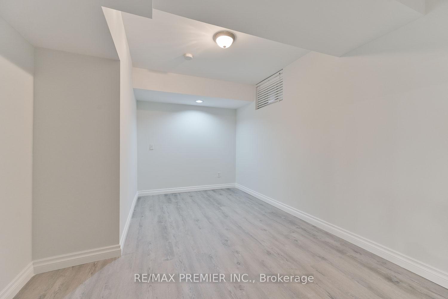 Photo 5 of Unit Bsmt, 5 Jasper Drive, Aurora, Aurora Heights — HOMEH